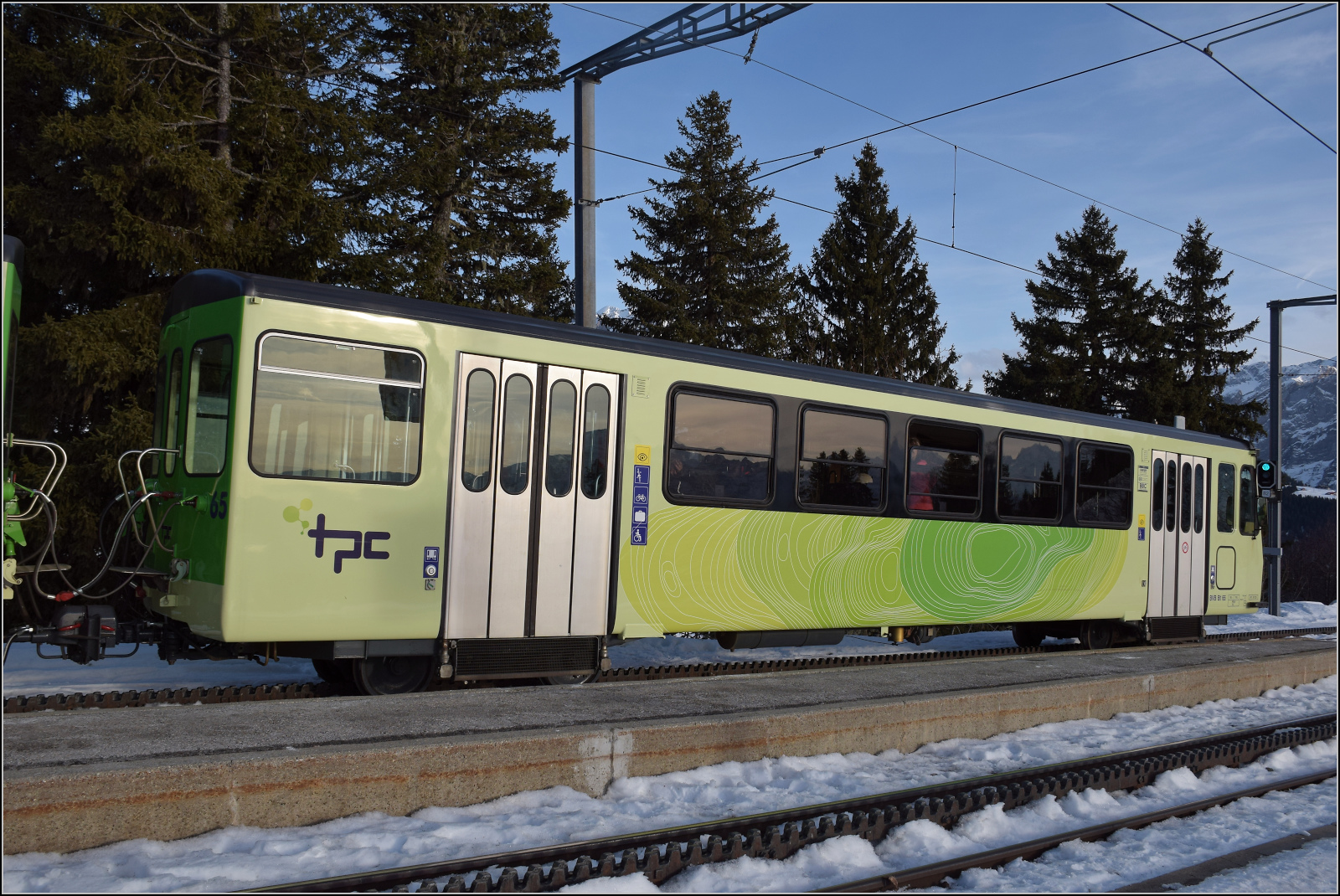 Im Zugverband von BDeh 4/4 83 f�hrt der (Ultraleicht-) Steuerwagen Bt 65 aus dem Jahr 1987 von den Herstellern ACMV/SIG/BBC mit. Bouquetins, Januar 2026.