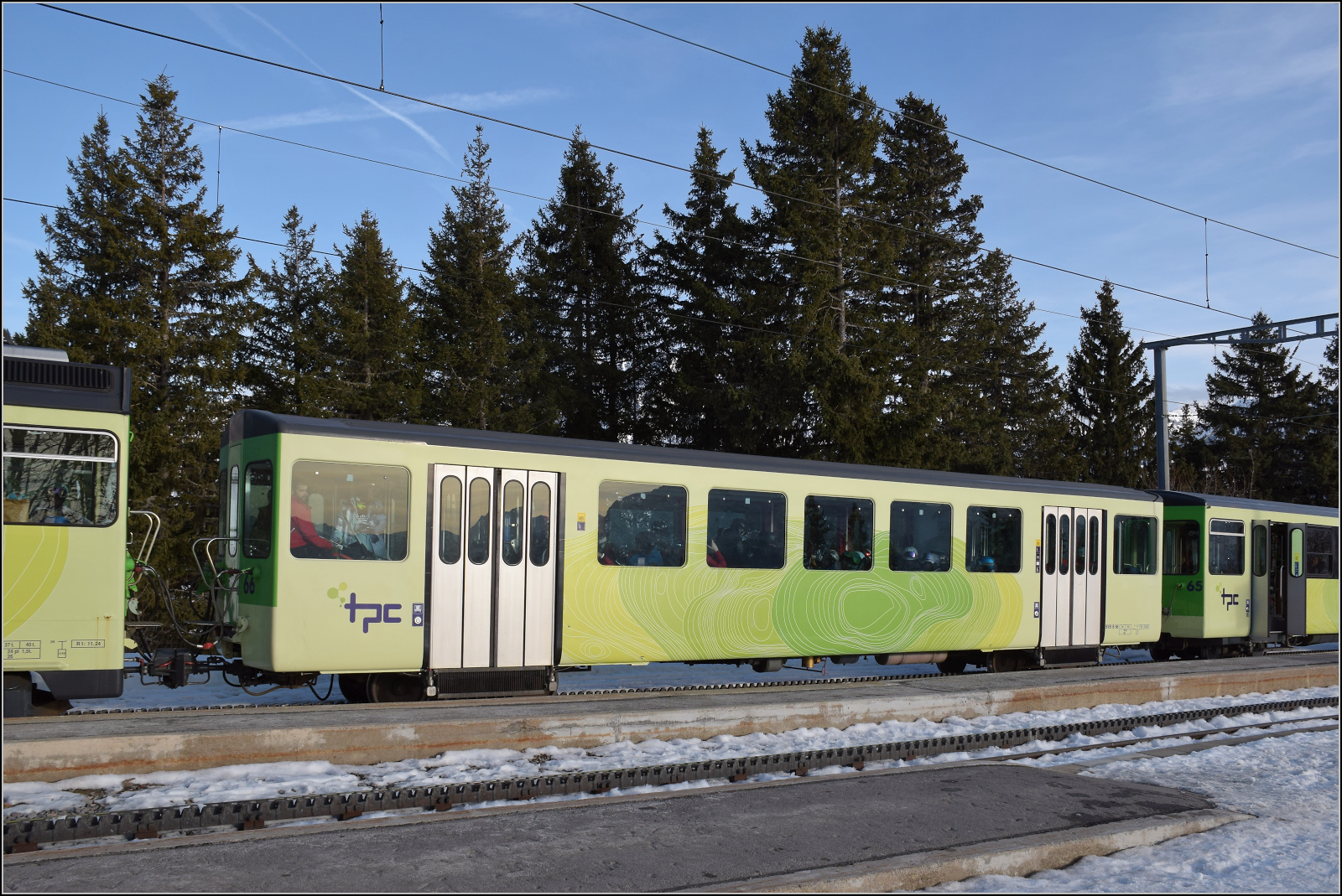 Im Zugverband von BDeh 4/4 83 f�hrt der (Ultraleicht-) Wagen B 66 aus dem Jahr 1983 von den Herstellern ACMV/SIG/BBC mit. Dieser Wagen wurde an die CEV geliefert und erst im Jahr 2010 von der umfirmierten MVR an die BVG abgegeben. Bouquetins, Januar 2026.