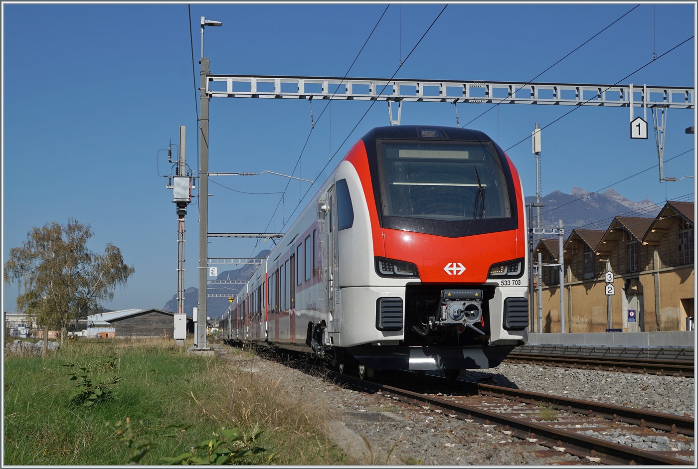 In Bex steht der neue RegionAlps RABe 533 703. Dahinter der SBB RABe 531 002. Interessanterweise ist, dass der  RegionAlpes Triebzug trotz unterschiedlicher Farbgebung, einer anderen Einteilung der 1. Klasse und einer anderen Baureihen Bezeichnung ein SBB Triebzug ist, so jedenfalls verkündet dies die UIC Nummer: RABe 94 85 0 533 703-0 CH-SBB.

30. Oktober 2024