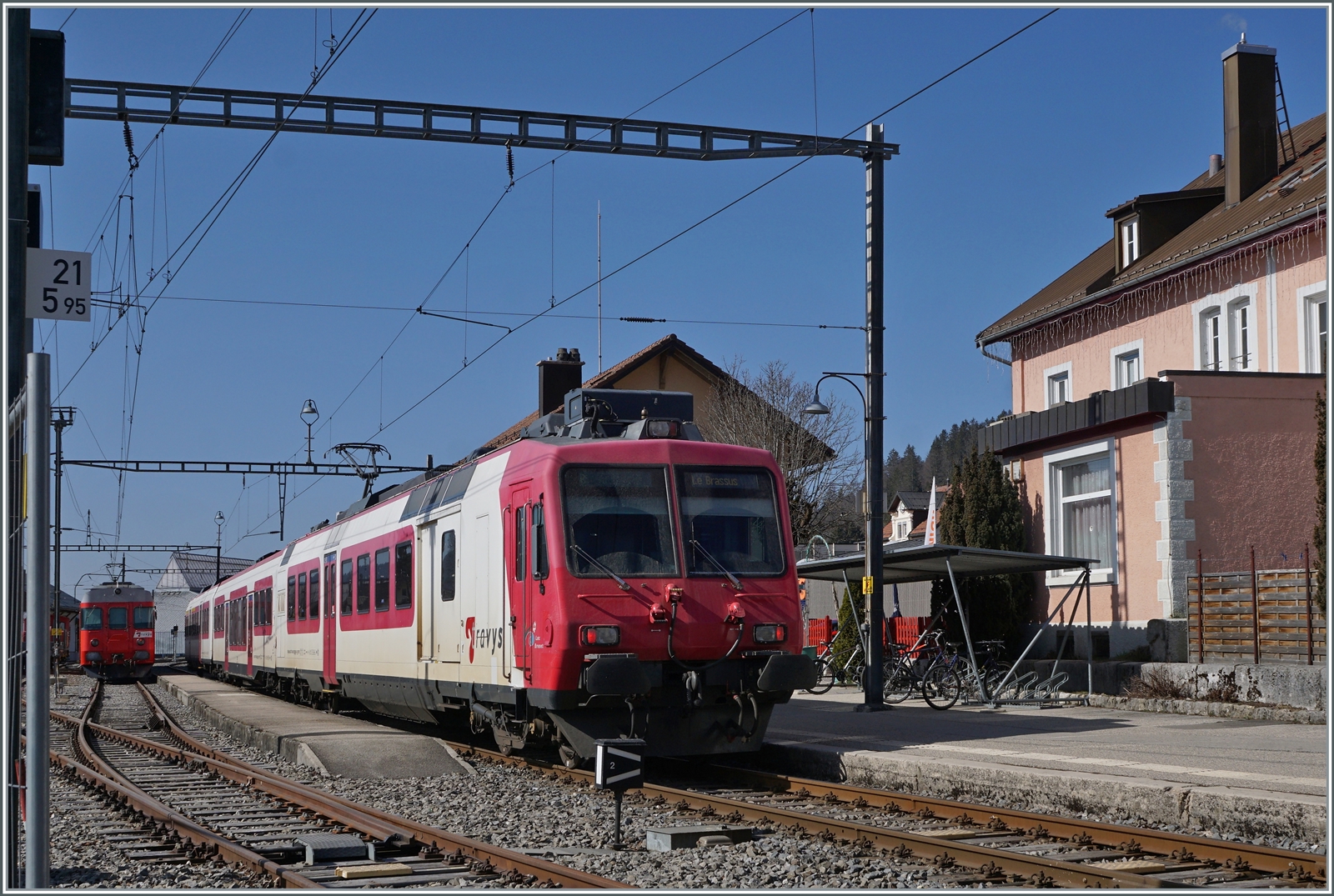 In Sentier Orient begegnet der TRAVYS RBDe 560 384-0 (RBDe 560 DO TR 94 85 7560 384-0 CH-TVYS)  Lac de Brenet  dem hier für einige Stunden abgestellten  Schülerzug  bestehend aus TRAVYS RBDe 567 174 (94 85 7567 174-8)  Fleurier , dem B 536 (B 50 85 2035 536-5 CH-TVYS) und dem ABt 375 (ABt 50 85 80 33 325-7), der infolge des in Le Brassus angekommen Güterzuges keinen Platz mehr fand. 

24. März 2022