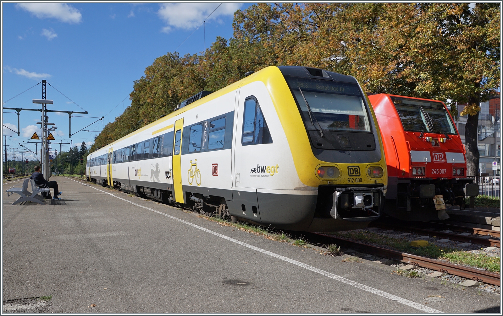 In Singen wartet der DB 612 008 auf die Abfahrt nach Basel Bad. Bf., rechts im Bild ist noch die Front der DB 245 007 zu erkennen.

6. Sept. 2022