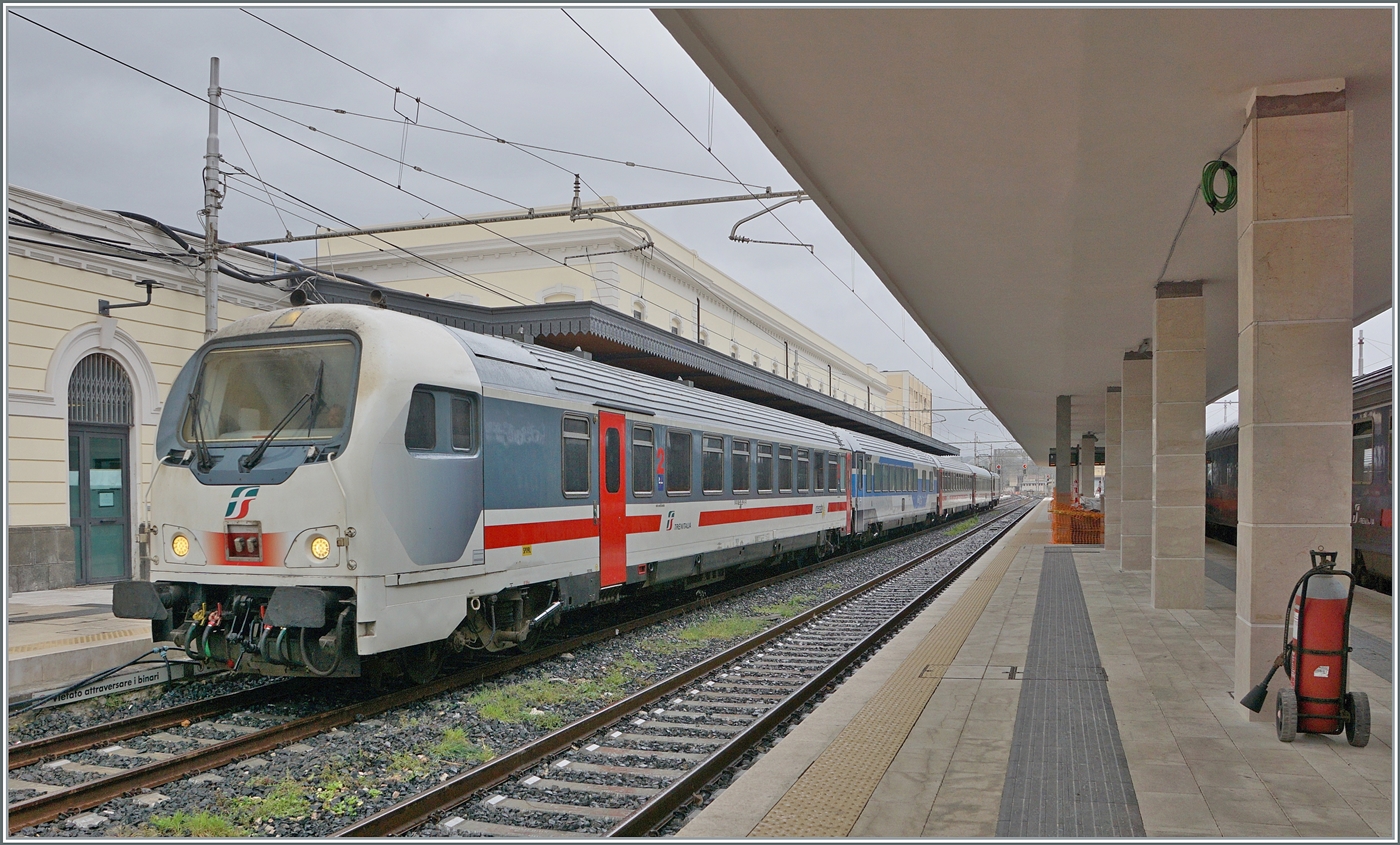 In Siracuase wird er IC 724 nach Roma Termini bereitgestellt; bzw. in den Bahnhof geschoben. Die Zuglok ist die FS Trenitalia E 464 191. 

16. M�rz 2026