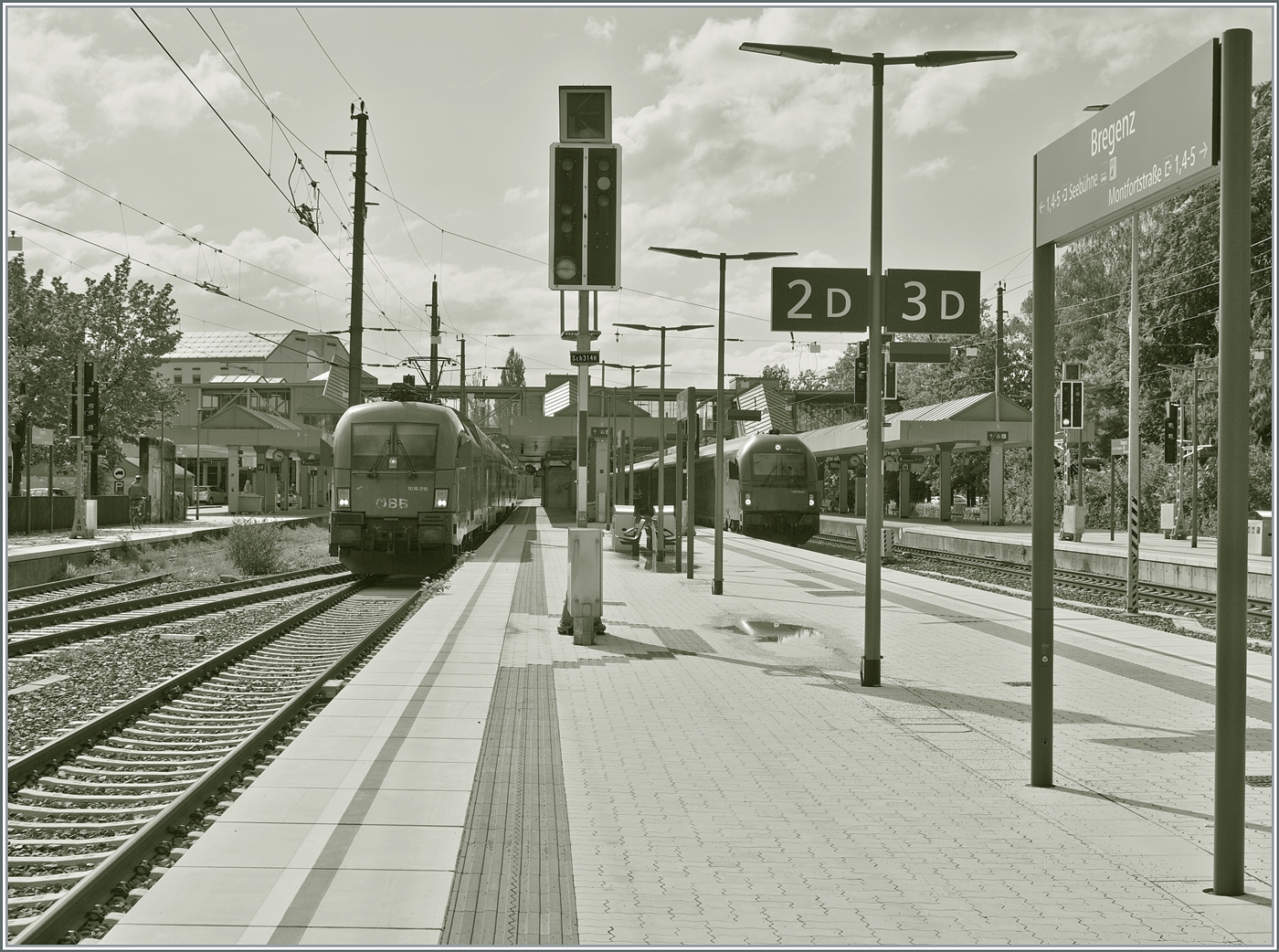 Infolge Gegenlicht in S/W: während links im Bild die ÖBB 1016 015 mit ihrem S-Bahn Zug nach Lindau Insel abfahren wird, steht rechts im Bild ein angekommener RJ, welcher  später weggestellt wird. 

17. Sept. 2024