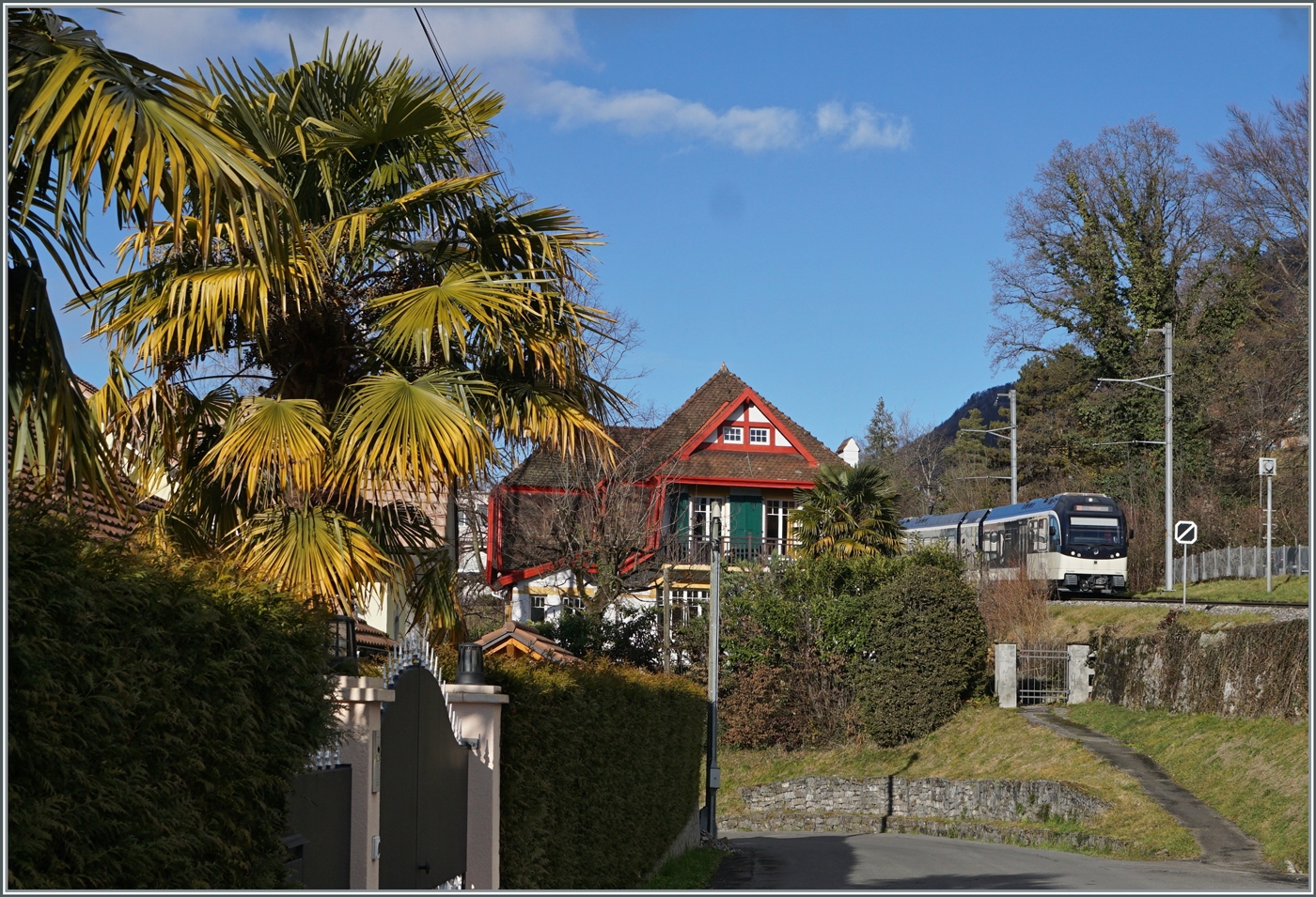 Kaum 19 Minuten nach der Abfahrt im verschneiten Les Avants ist der CEV MVR ABeh 2/6 7504  Vevey  als R 34 2317 nach Montreux bei Planchamp (530 müM) zwischen kräftigen Plamen unterwegs. 3. Januar 2025