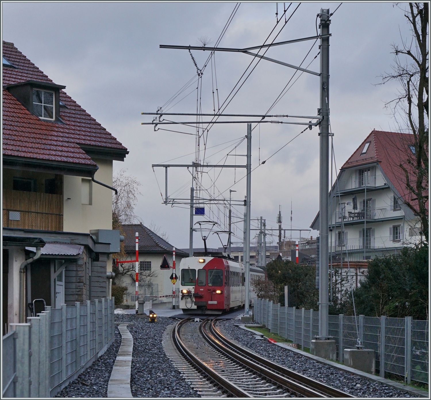 Kurz nach der Durchfahrt des Normalspurzuges kommt der schmalspurige TPF Be 4/4 122 mit seinem RER S51 14856 von Palézieux nach Gruyère angerollt.

22. Dezember 2022 