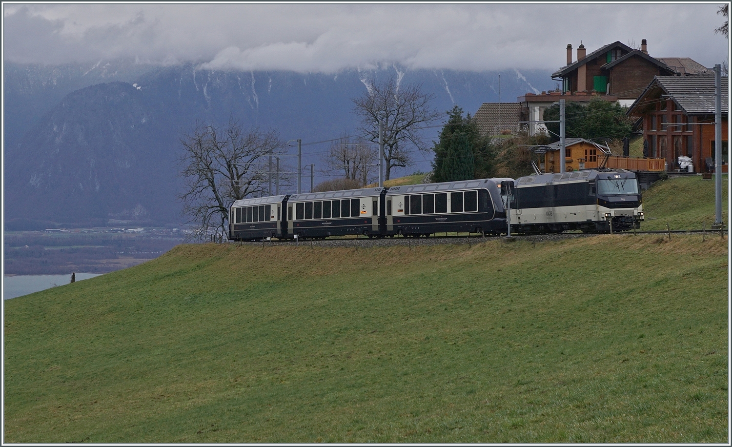 Kurz vor Les Avants ist die MOB Ge 4/4 8004 mit dem MOB/BLS GoldenPass Express GPX 4074 von Montreux nach Interlaken Ost unterwegs. Ganz links im Bild ist der Genfersee zu sehen und somit der Höhenunterschied, welcher der GPX auf den zurückgelegten zehn Kilometer ab Montreux bereits überwunden hat.

6. Januar 2024