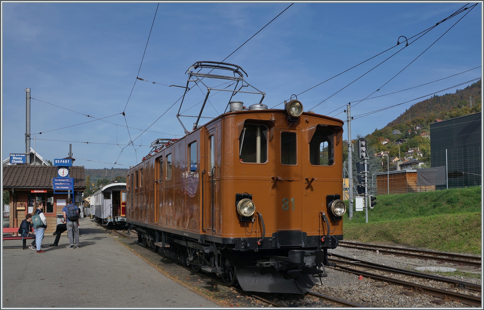 La DER de la Saison! (Saisonabschlussfeier der Blonay-Chamby Bahn 2022) - und gerade noch rechtzeitig um Saisonabschluss hat es die Ge 4/4 geschafft, von ihrem Besuch in der alten Heimat an die Waadtländer Riviera zurückzukehren. Hier zeigt sich die faszinierende Lok in Blonay.

29. Okt. 2022
