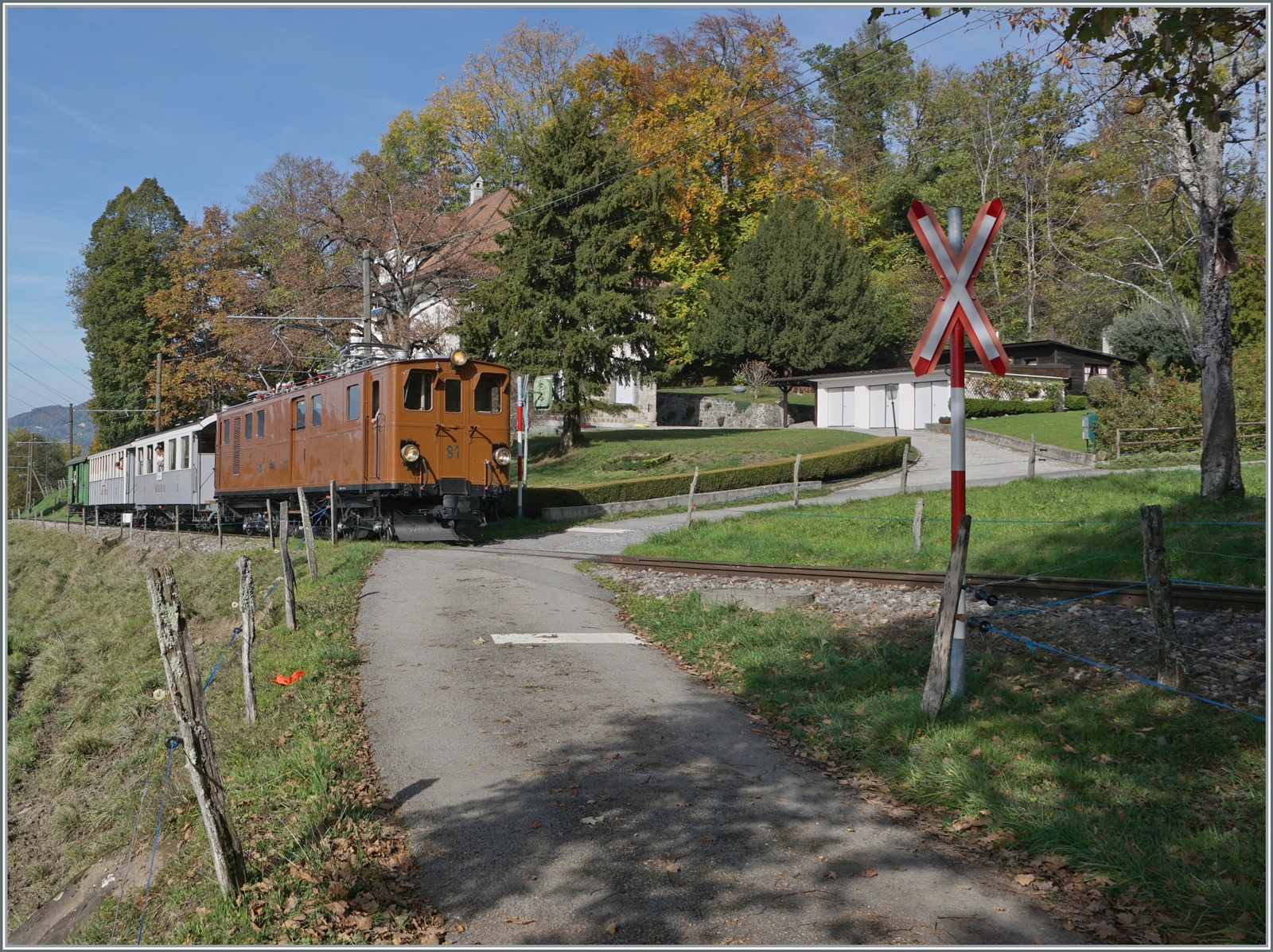 La DER de la Saison!  (Saisonabschlussfeier der Blonay-Chamby Bahn 2022) - Die Bernina Bahn RhB Ge 4/4 81 der Blonay-Chamby Bahn ist mit einem Reisezug von Blonay nach Chamby bei Chaulin unterwegs.

30. Oktober 2022 