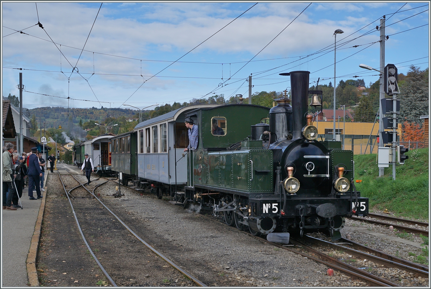 La DER de la Saison! Saisonabschlussfeier der Blonay-Chamby Bahn 2023: Die G 3/3 N° 5 wartet mit ihrem Zug in Blonay auf den Gegenzug. Die Lok wurde 1890 erbaut und an die LEB geliefert. Man stelle sich vor: eine heute ausgelieferte Lok ist im Jahre 2154 noch bei einer Museumsbahn im Einsatz.

28. Oktober 2023