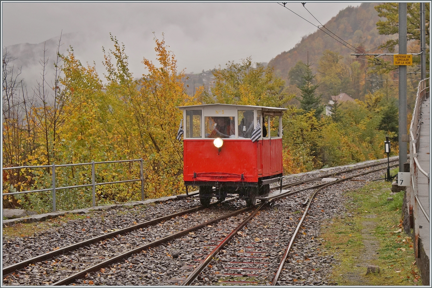 La DER de la Saison / Das Saison Ende der Blonay Chamby Bahn 2025 - Seit einigen Jahren zeigt die Blonay Chamby Bahn zum Saison Ende mit einem verdichteten Fahrplan noch einmal ihre herrlichen Fahrzeuge im Einsatz: der Dm 2/2 N°  Biniou  ist als Zug 3005 in Chamby angekommen und fährt bereits nach Chaulin weiter. 

25. Oktober 2025