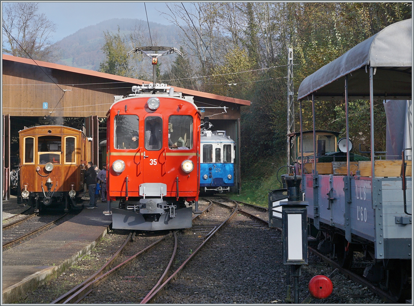 La DER de la Saison! (Saisonabschlussfeier der Blonay-Chamby Bahn 2024) - der nun mechanisch und auch optisch wieder perfekt hergereichte RhB Bernina Bahn ABe 4/4 I N° 35 der Blonay Chamby Bahn wartet in Chaulin auf seinen nächsten Einsatz. 

27. OKt. 2024