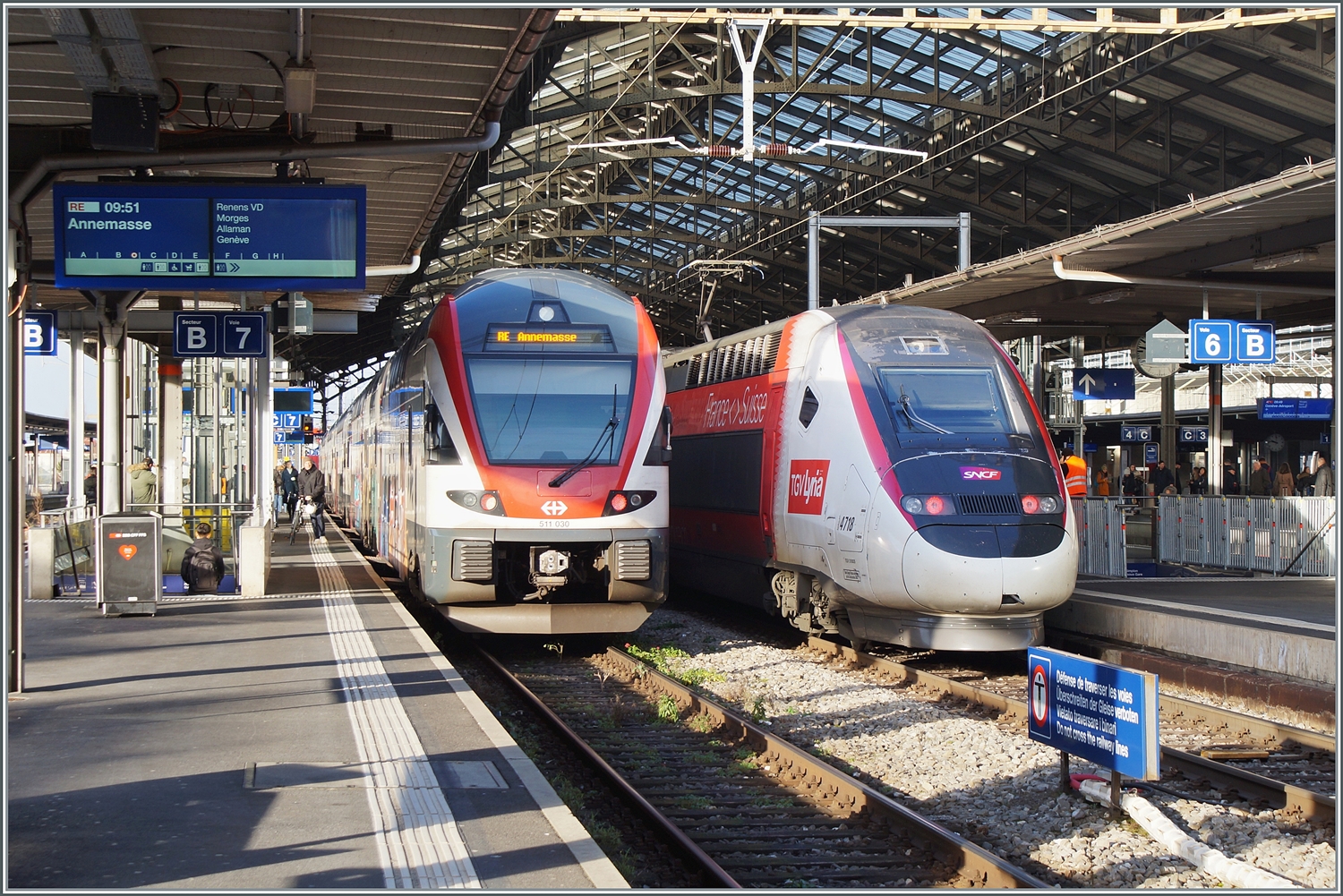 Lausanne mit zwei Zügen nach Frankreich: Der SBB RABe 511 030 ist als RE 33 auf der Fahrt nach Annemasse und der TGV Lyria nach Paris. Zwar ist die Grenze von hier nur rund sechs Kilometer entfernt in der Mitte des Genfer Sees, doch doch beide Züge werden die Schweiz erst nach Genève, gut 70 Km von hier verlassen.

7. Dez. 2023