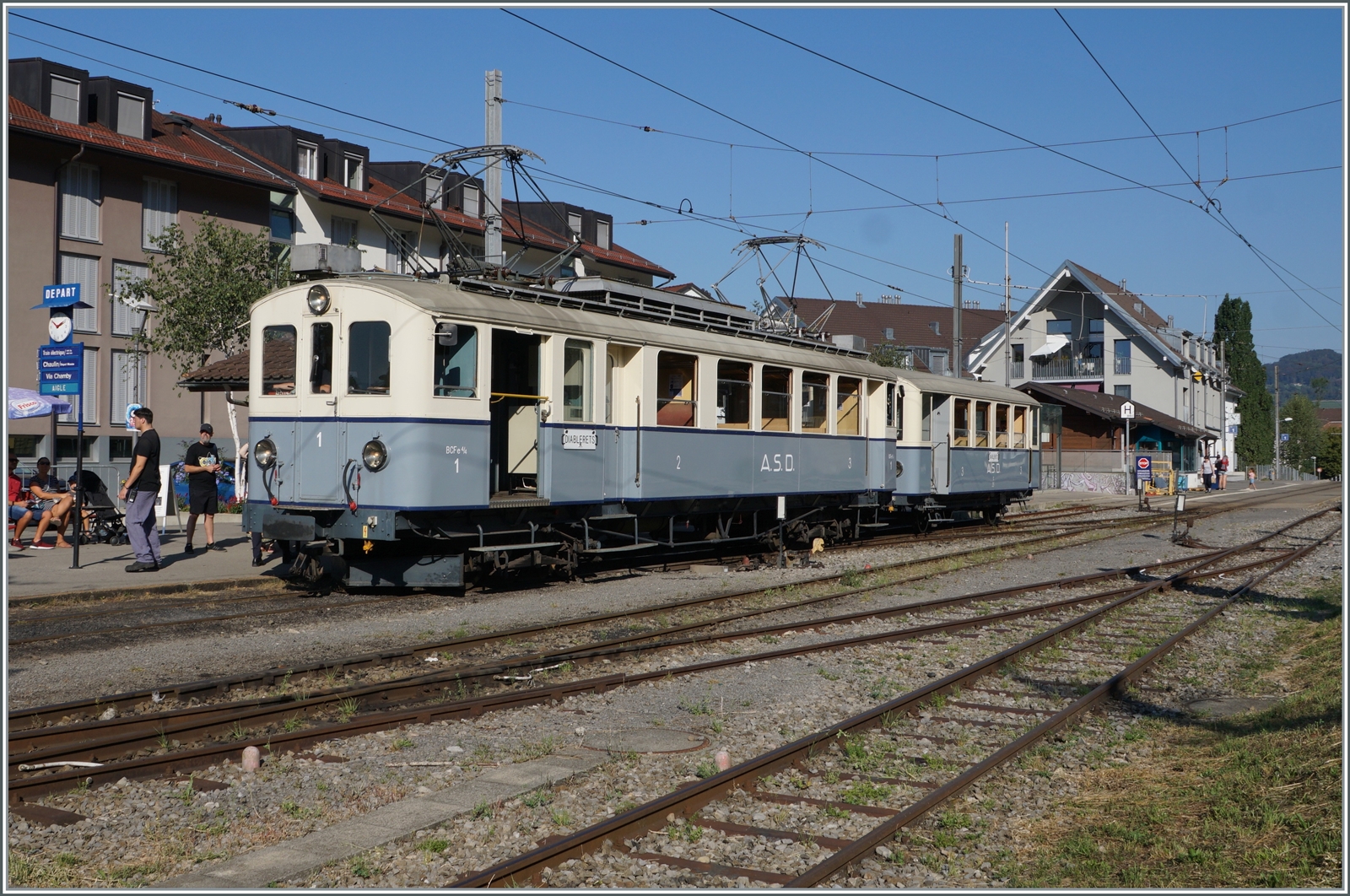  Le Chablais en fête  bei der Blonay Chamby Eisenbahn. Die Eröffnung des ersten Teilstückes der Bex - Villars vor 125 Jahren, sowie die vor 80 Jahren erfolgte Fusion einiger Strecken im Chablais war der Anlass zum diesjährigen Herbstfestivals  Le Chablais en fête. Als besondere Attraktion zeigt sich der ASD BCFe 4/4 N° 1  TransOrmonan  der TPC mit seinem B 35 als Gastfahrzeug. Das Bild zeigt den 1913 gebauten und 1940 umgebauten BCFe 4/4 N° 1 mit dem B 35 abfahrbereit in Blonay als erster Zug nach Chaulin.

10. September 2023