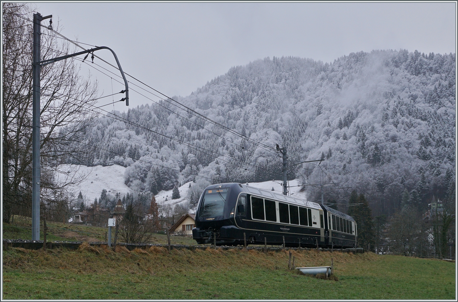 Leider knapp unter der Schneefallgrenze ist der MOB/BLS GoldenPass Express GPX 4064 von Interlaken Ost nach Montreux bei Les Avants unterwegs. 

6. Jan. 2024