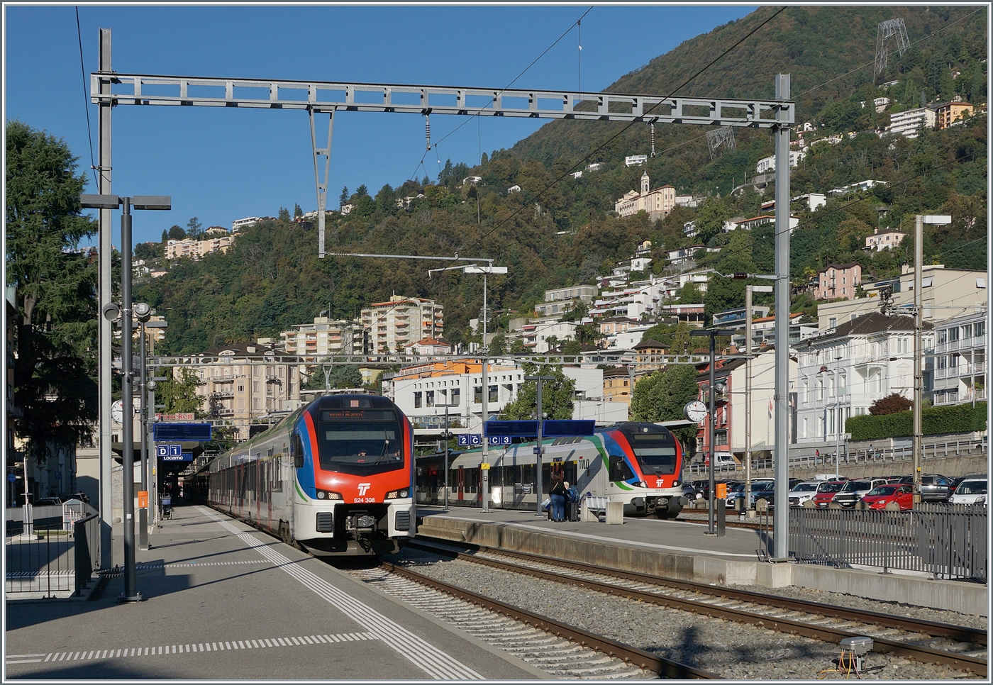 Links im Bild wartet in Locarno der TILO RABe 524 308 (und ein weiterer) als RE80 auf die Abfahrt nach Milano Centrale; im Hintergrund erreicht eine S20 von Castione Arbedo seinen Zielbahnhof Locanro 

1. Oktober 2025