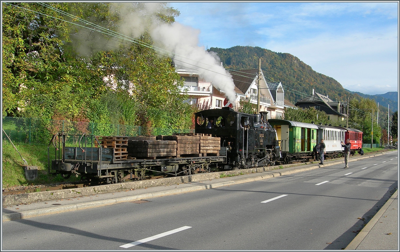 Mit dem MOB Flachwagen am Haken schiebt die BFD HG 3/4 N° 3 der Blonay-Chamby Bahn in Blonay die Komposition des Dampfzugs in die Neigung. Sie wird dann zurückfahren, die Reisezugwagen werden von der Schwerkraft an den Bahnsteig rollen und die Dampflok mit dem Flach Wagen sich davor stellen.  

13. Oktober 2024