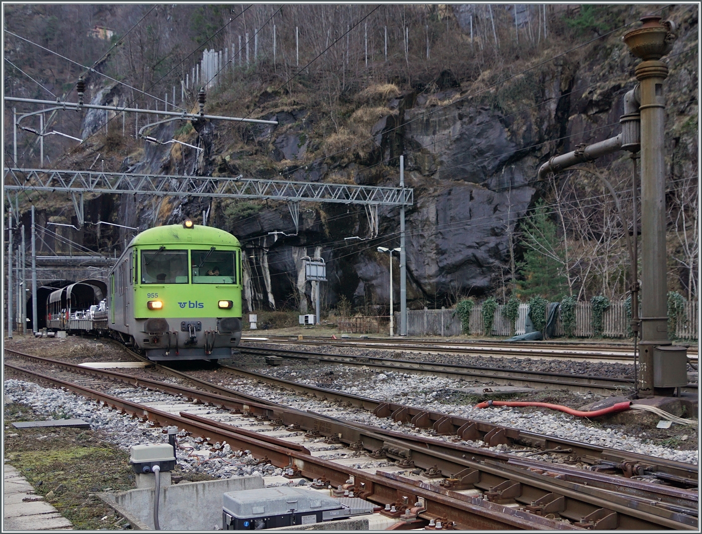 mit dem Steuerwagen an der Spite erreicht ein Autotunnelzug AT3 von Brig kommend Iselle Transito. 

3. Jan. 2024