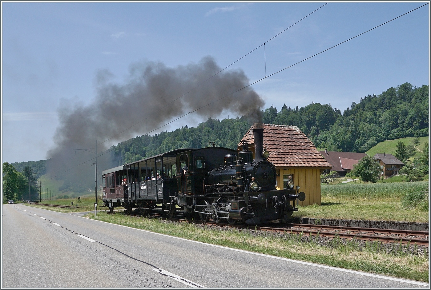Mit einem Dampfzug der  Emmentalbahn  auf der Fahrt nach Wasen i. E. fährt die E 3/3 853 (UIC 90 85 0008 573-3) bei der Haltestelle Oberei durch. 

14. Juni 2025