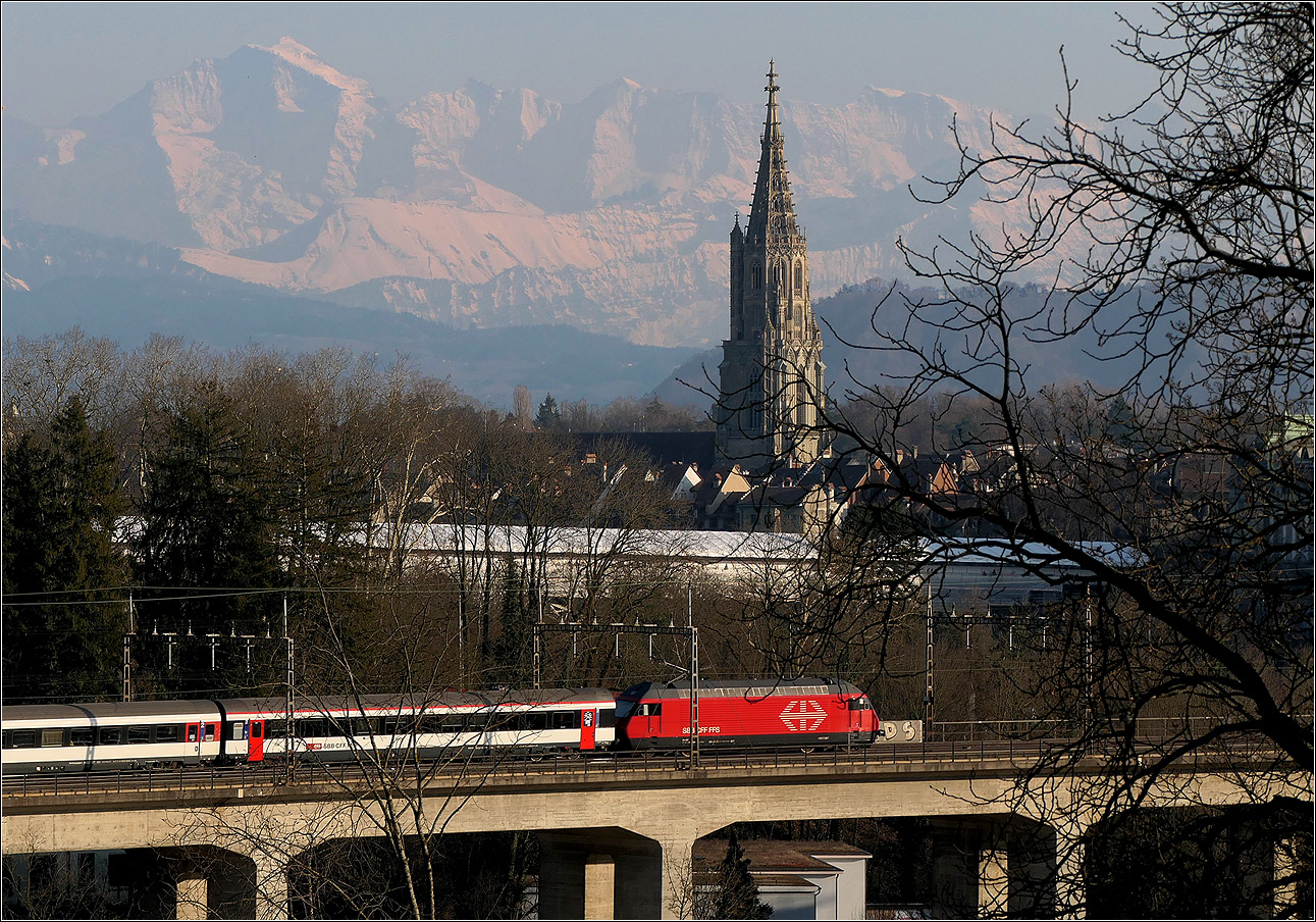Mit Peter unterwegs in Bern - 

Die Jungfrau und das Berner Münster vor dem Lorraineviadukt mit einem IC. Das helle Zeltdach dahinter überspannt die gerade in der Sanierung befindliche Kornhaushausbrücke. 

Rechts neben der Jungfrau folgt das Gletscherhorn und der Äbni Flue, auf der anderen Seite des Münsterturms das Mittaghorn. Danke an Olli bei der Mithilfe der Benennung der Berggipfel. 

07.03.2025