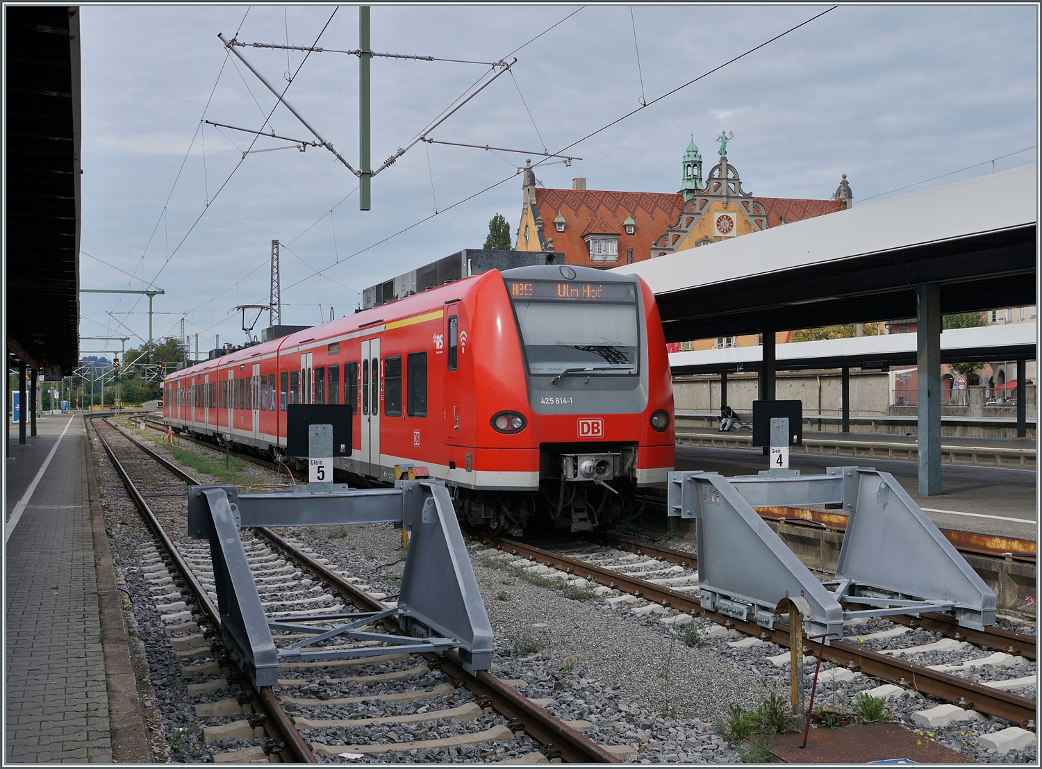 Nach all den vielen Jahren in denen ich in Lindau HBF Dieselloks fotografierte, ist es doch ungewohnt nun im  Lindau Insel  genannten Bahnhof plötzlich DB 425 anzutreffen...
Der DB 425 841-1 wartet auf die Abfahrt nach Ulm. 

13.Sept. 2022