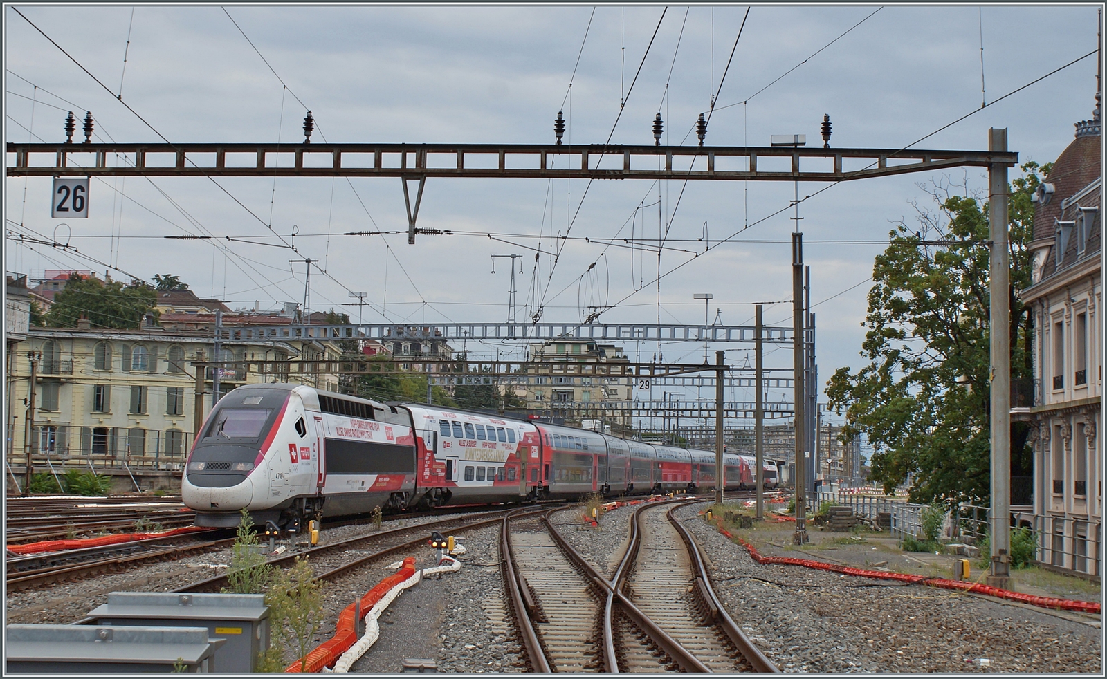 Nach der Ankunft in Lausanne von Paris Gare de Lyon verschwand der TGV Lyria Rame 4718 in der Abstellanlage und wird hier nun für den TGV Lausanne - Paris (via Genève) bereitgestellt. 

2. Sept. 2024