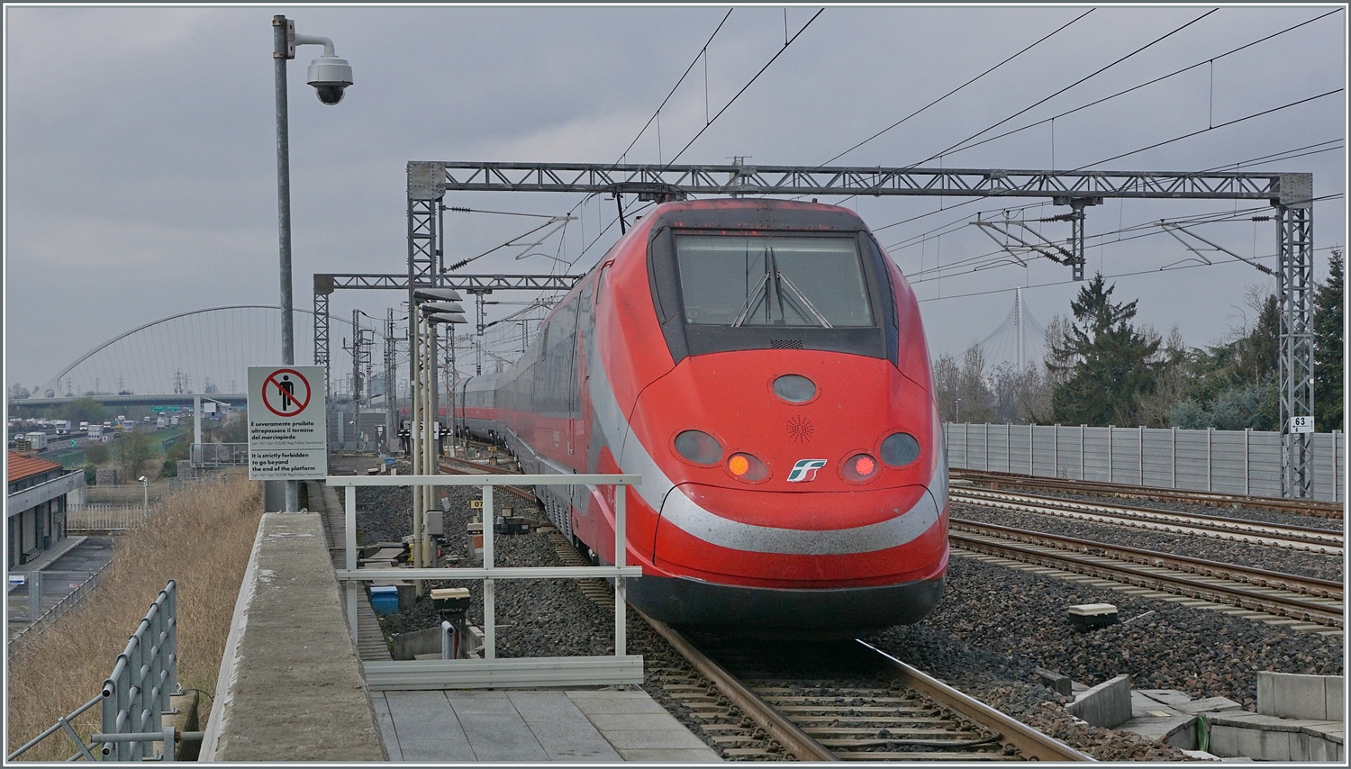 Nach einem kurzen Aufenthalt verlässt der FS Treniatlia ETR 500 037 Reggio Emilia AV in Richtung Milano. 

14. März 2023