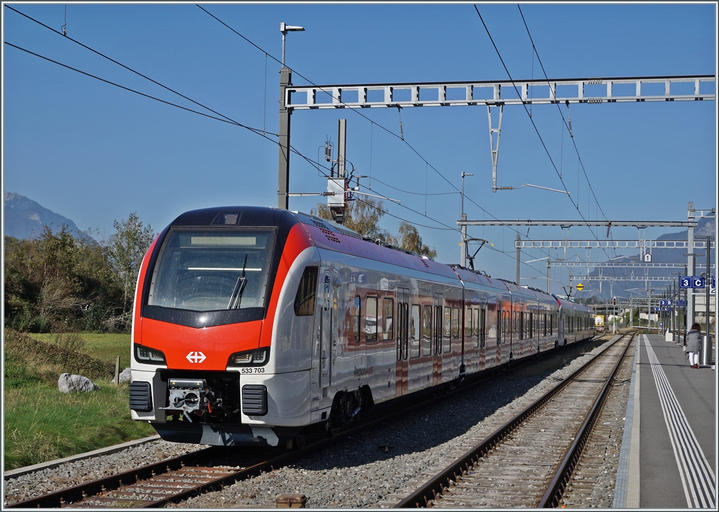 Nach längerem Suchen endlich gefunden bzw. die Gelegenheit bekommen ein Foto zu bekommen: in Bex steht der neue RegionAlps RABe 533 703. Dahinter der SBB RABe 531 002. Interessanterweise ist der  RegionAlpes Triebzug trotz unterschiedlicher Farbgebung, einer anderen Einteilung der 1. Klasse und einer anderen Baureihen Bezeichnung ein SBB Triebzug, wie jedenfalls die UIC Nummer verkündet: RABe 94 85 0 533 703-0 CH-SBB. 30. Oktober 2024