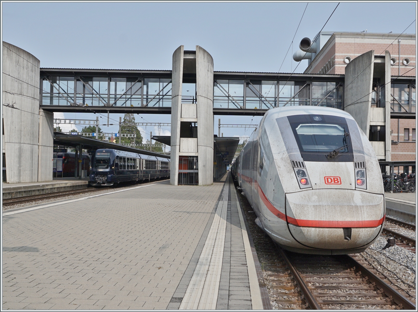 Nachdem der Gegenzug in Form des ICE 4 von Interlaken Ost nach Hamburg Altona in Spiez eingetroffen ist, kann der MOB BLS GoldenPass Express GPX 4064 seine Fahrt nach Interlaken Ost fortsetzen.

30. August 2023