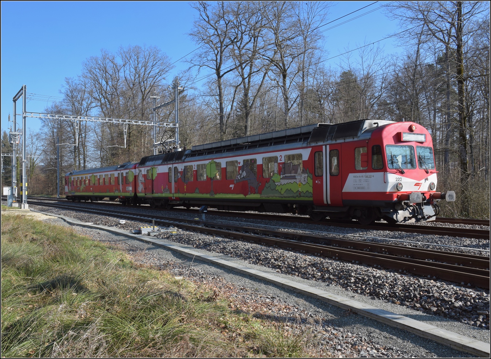 Noch ein bisschen Ajoie.

Versteckt im G�terbahnhof von Alle steht aufger�stet ein Schmankerl. RABe 566 222 der CJ ist der NPZ-Vorl�ufer und immer noch aktiv in Notf�llen. Herzig sind die Motive, die die angebundenen Orte Bonfol, Vedlincourt, Alle und Porrentruy. Dabei entspringt der Frosch offenbar den Fischteichen von Bonfol und die Wildsau dem Stadtwappen von Porrentruy. Februar 2023.