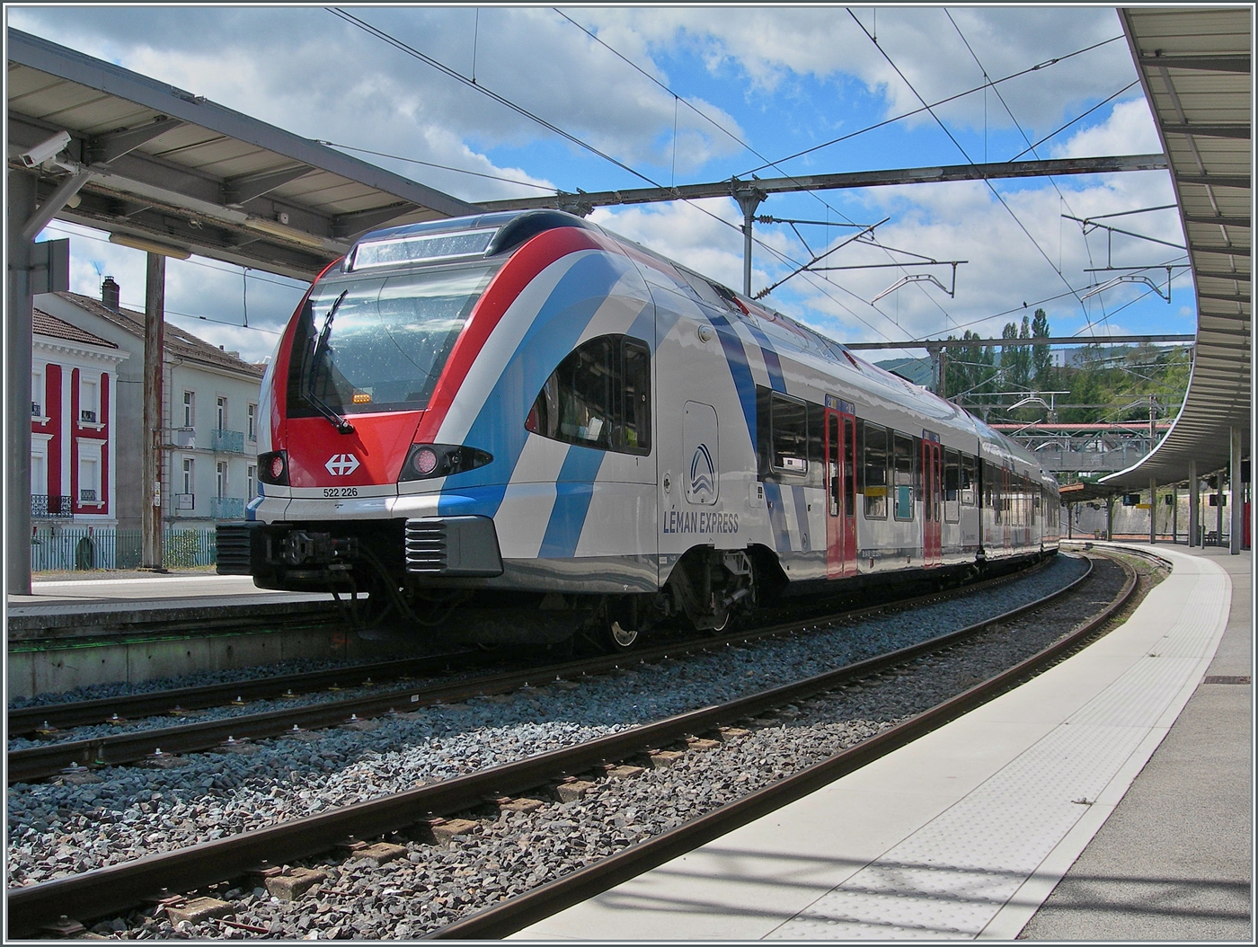 Noch zu selten kommen die Léman Express Züge von Genève bis nach Bellgarde. Nun wird darüber nachgedacht, die Frequenzen bedeutend zu steigern. 

Der SBB LEX RABe 522 226 ist in Bellgarde angekommen und wendet hier für die baldige Rückleistung. 

26. August 2024