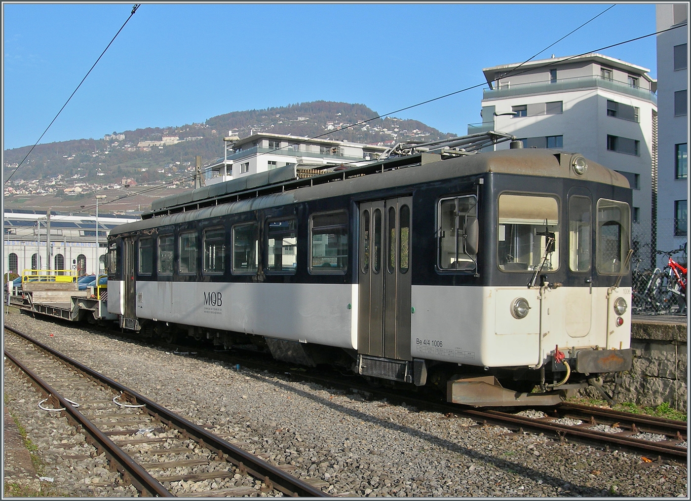 Nun steht der MOB Be 4/4 1006 (ex Bipperlisi) nach einigen Arbeiten die im Dépôt Vevey vorgenommen wurden wieder beim Bahnhof von Vevey. 

5. Nov. 2024 