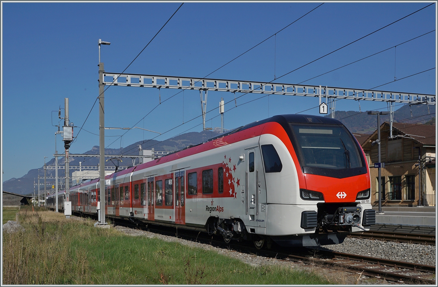 Nun werden sie wohl bald im Planbetrieb zu sehen sein die ersten neuen EVO RA Triebzüge, hier noch bei einer Testfahrt in Bex zu sehen: der neue RegionAlps RABe 533 703. Dahinter der SBB RABe 531 002. Interessanterweise ist der  RegionAlpes Triebzug trotz unterschiedlicher Farbgebung, einer anderen Einteilung der 1. Klasse und einer anderen Baureihen Bezeichnung ein SBB Triebzug, wie jedenfalls die UIC Nummer verkündet: RABe 94 85 0 533 703-0 CH-SBB. 

30. Oktober 2024