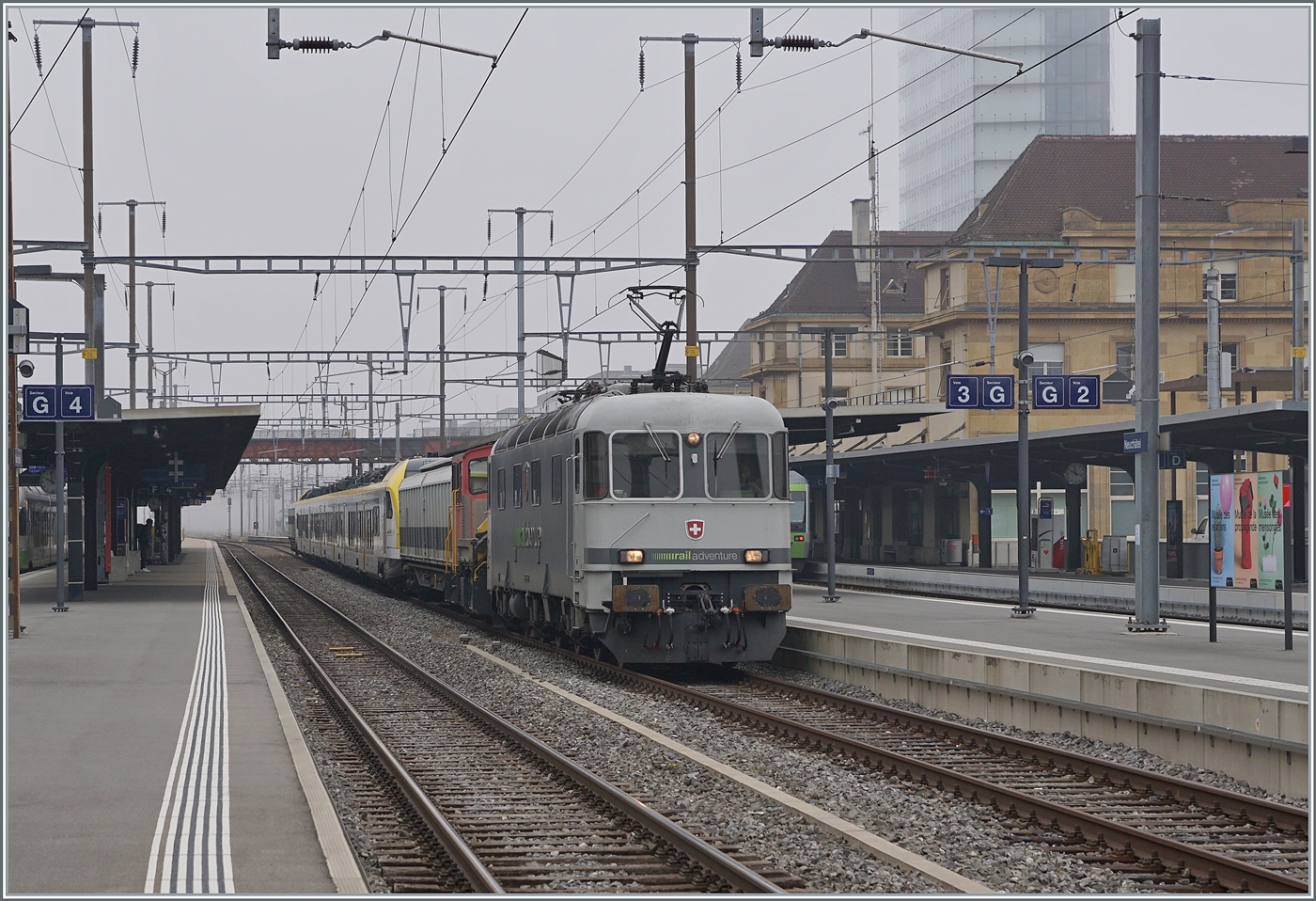 Rail Adventure Re 6/6 11603 ist mit einem DB Nahverkehrstriebwagen in Neuchâtel auf dem Weg nach Villenneuve zum  Alstom-Werk. 

8. Okt. 2025 