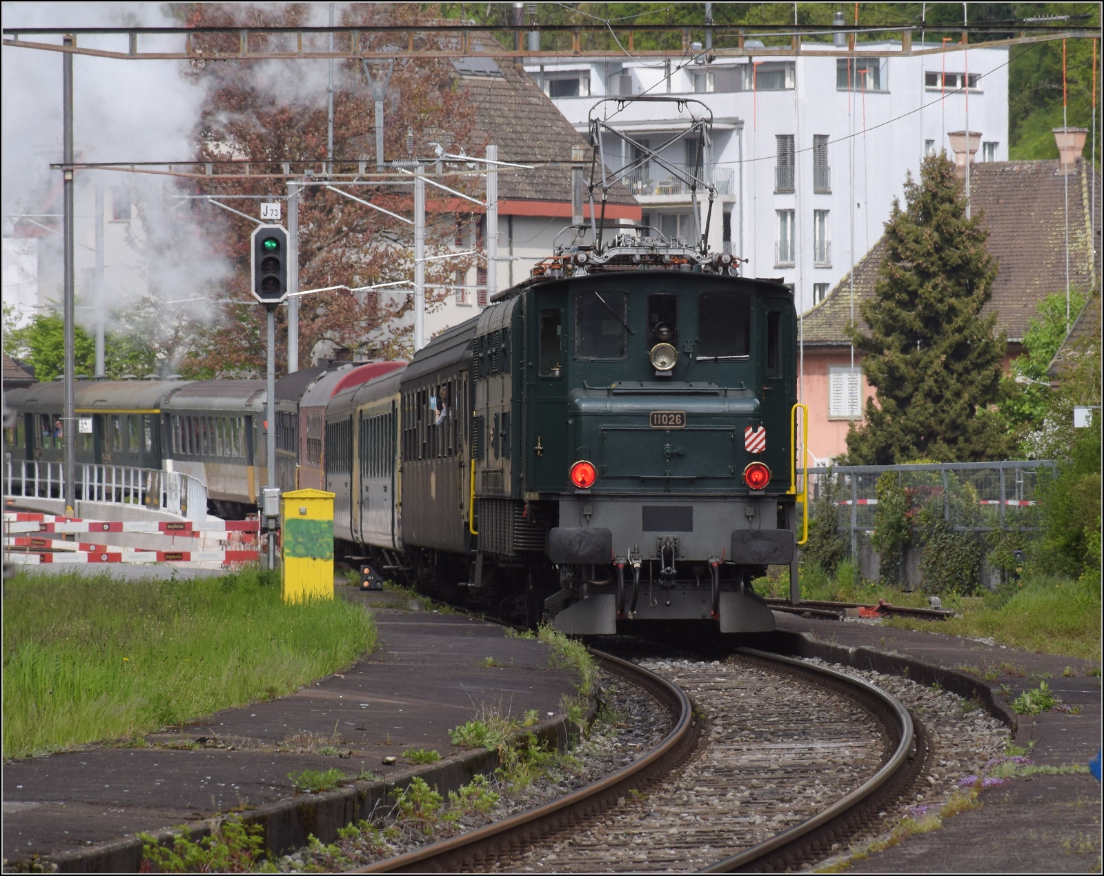 Rundfahrt vom Bodensee durchs Emmental mit 23 058 und Ae 4/7 11022.

Am Zugschluss hilft Ae 4/7 11026 beim 7-Wagen-Zug mit. Baden Oberstadt, April 2023.