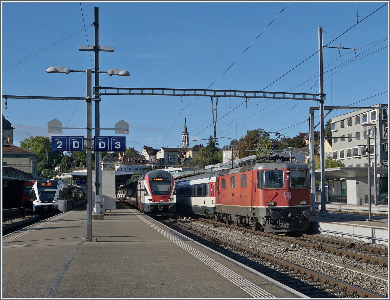 Schaffhausen mit einem Thurbo GTW RABe 526 nach Wil, dem SBB RABe 511 023 als RE nach Zürich und der SBB Re 4/4 11130 mit einem IC nach Stuttgart. 

19. Sept. 2023