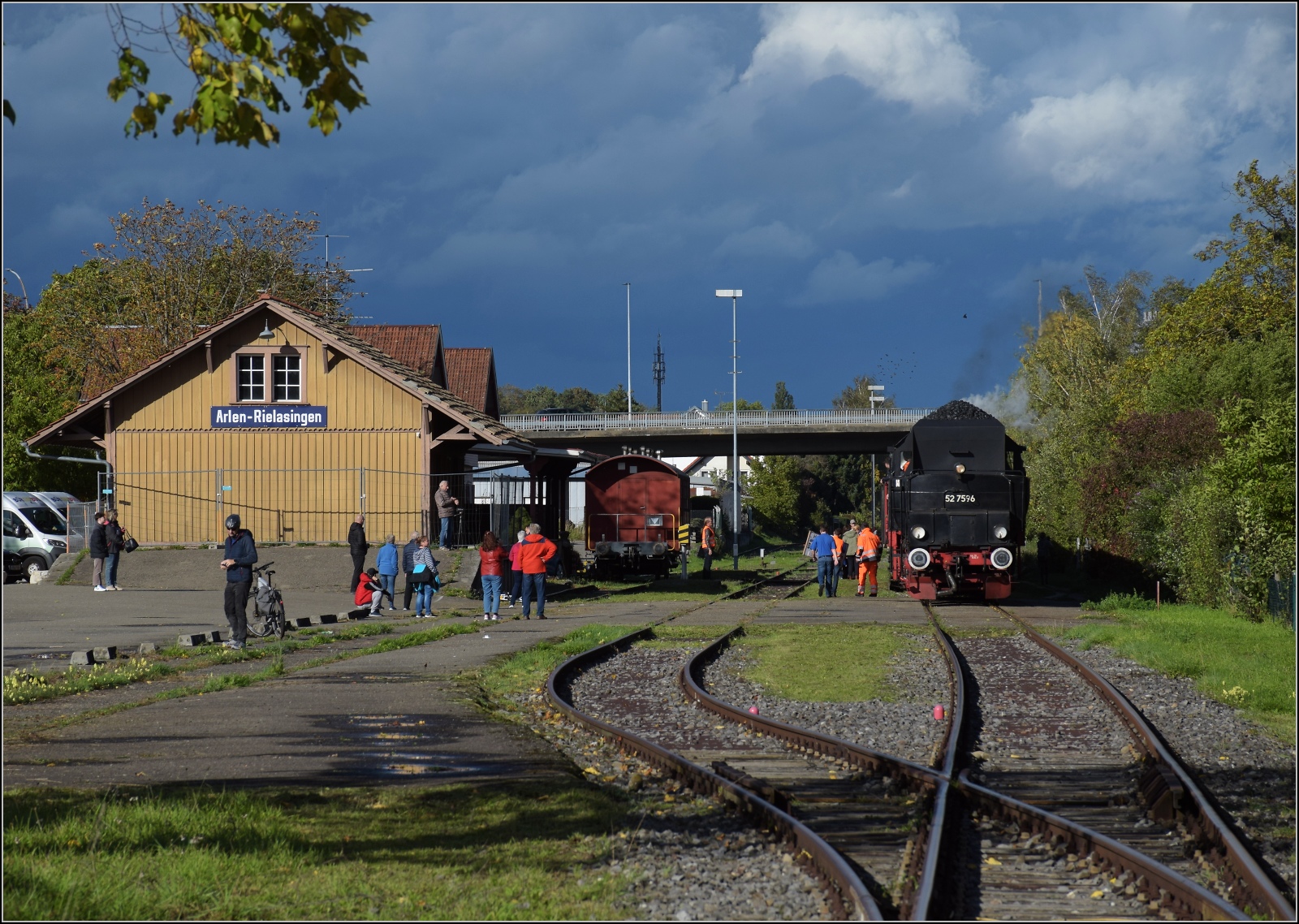 Schienenverkehr am Schienerberg. 

52 7596 mit ihrem EFZ-Sonderzug für die SEHR & RS in Rielasingen. Oktober 2022.