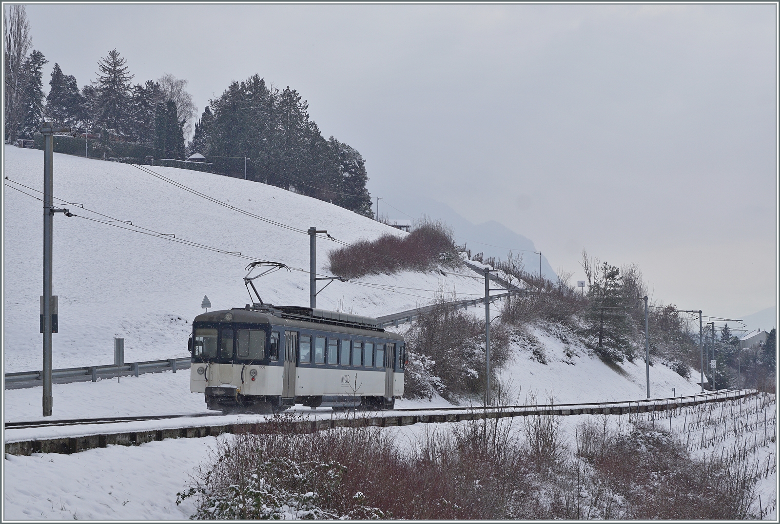 Selten, aber doch hin und wieder wird der MOB Be 4/4 1006 im Regionalzugsdienst eingesetzt, so auch am 22. Jan 2023, als er bei Planchamp von Les Avants nach Montreux unterwegs war.
