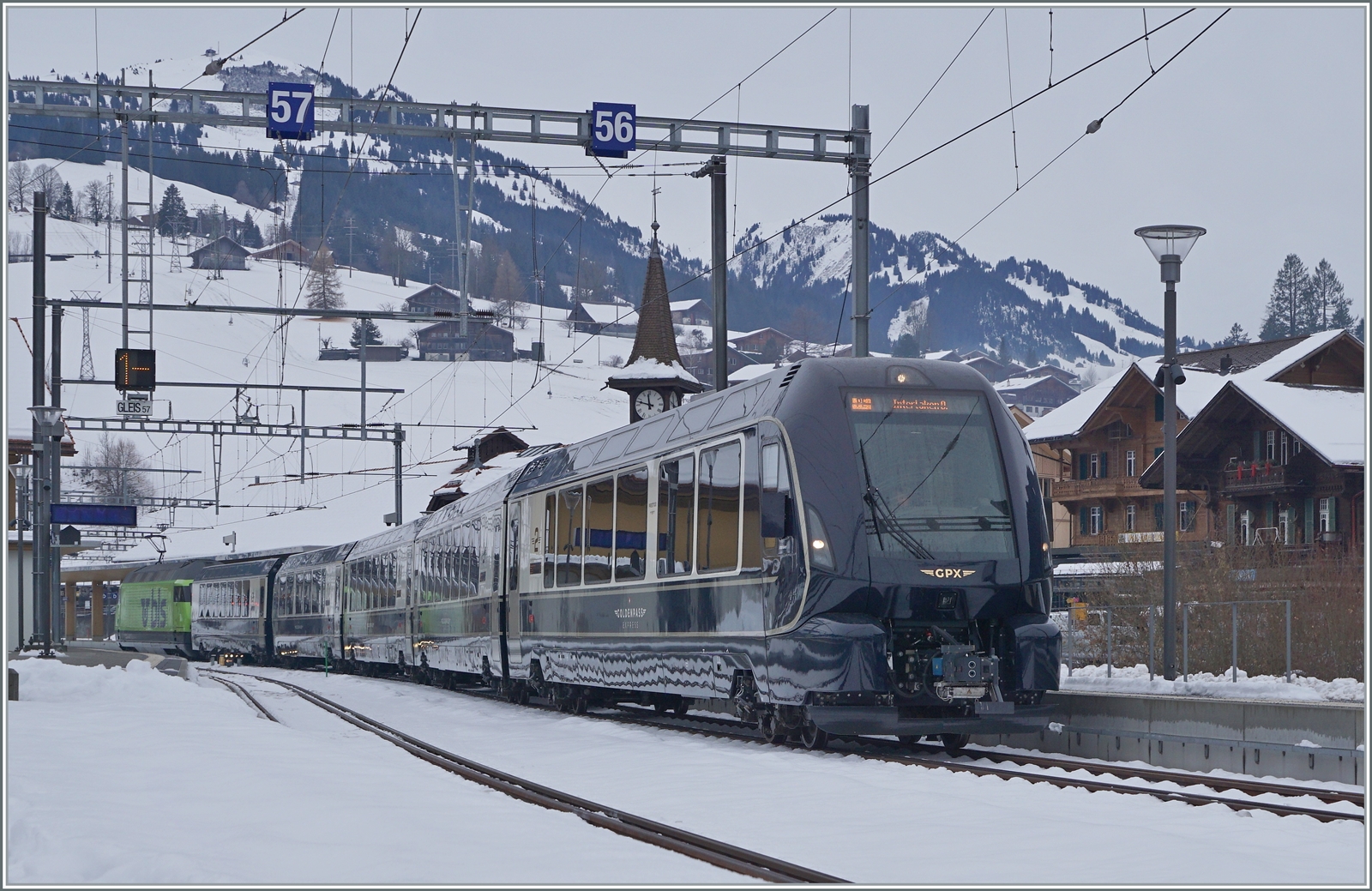Spurwechsel in Zweisimmen: Der GPX 4065 von Montreux nach Interlaken Ost steht in Zweisimmen zur Abfahrt bereit.

15. Dezember 2022