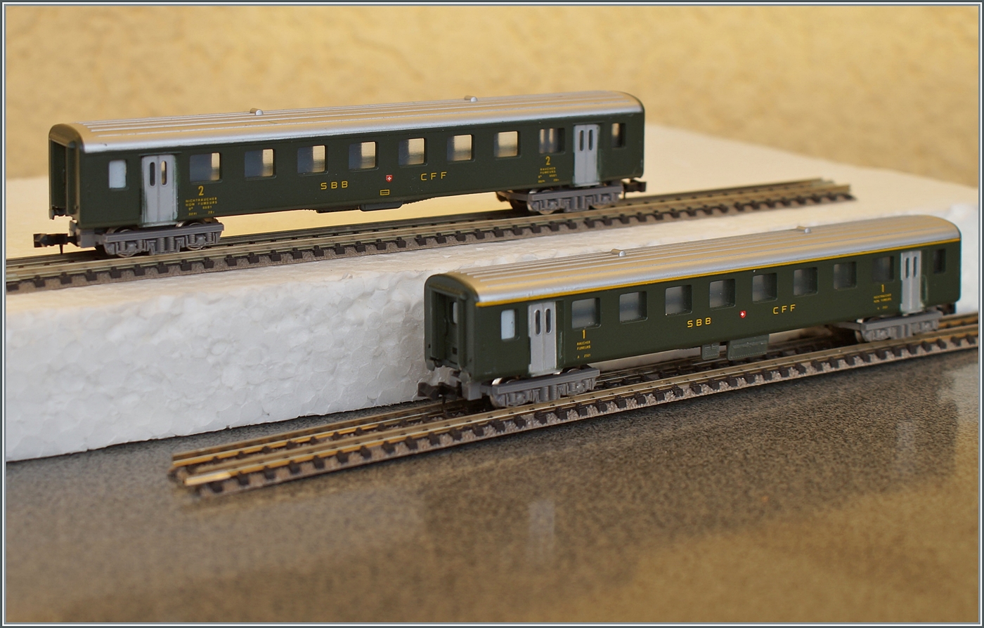 Tag der Modelleisenbahn / 2. Dezember: Lima ist prima und bei der Interpretation dieser beiden N-Spur SBB EW I Wagen dem Vorbild um Jahrzehnte voraus: Lima nutze den gleichen Wagenkasten für den 1. Klasse Wagen sowie auch für den 2. Klasse Wagen; und sogar einen Speisewagen entstand auf der gleichen Basis, indem der Wagen rot gestrichen wurde und einen Stromabnehmer auf dem Dach bekam. Diese Umwandlung von  Speisewagen  wird heutzutage bei Museumsbahnen praktiziert, und Baugleiche Wagenkästen für verschiedene Bedürfnisse sind auch seit etlichen Jahren beim Vorbild Usanz. 29. November 2025