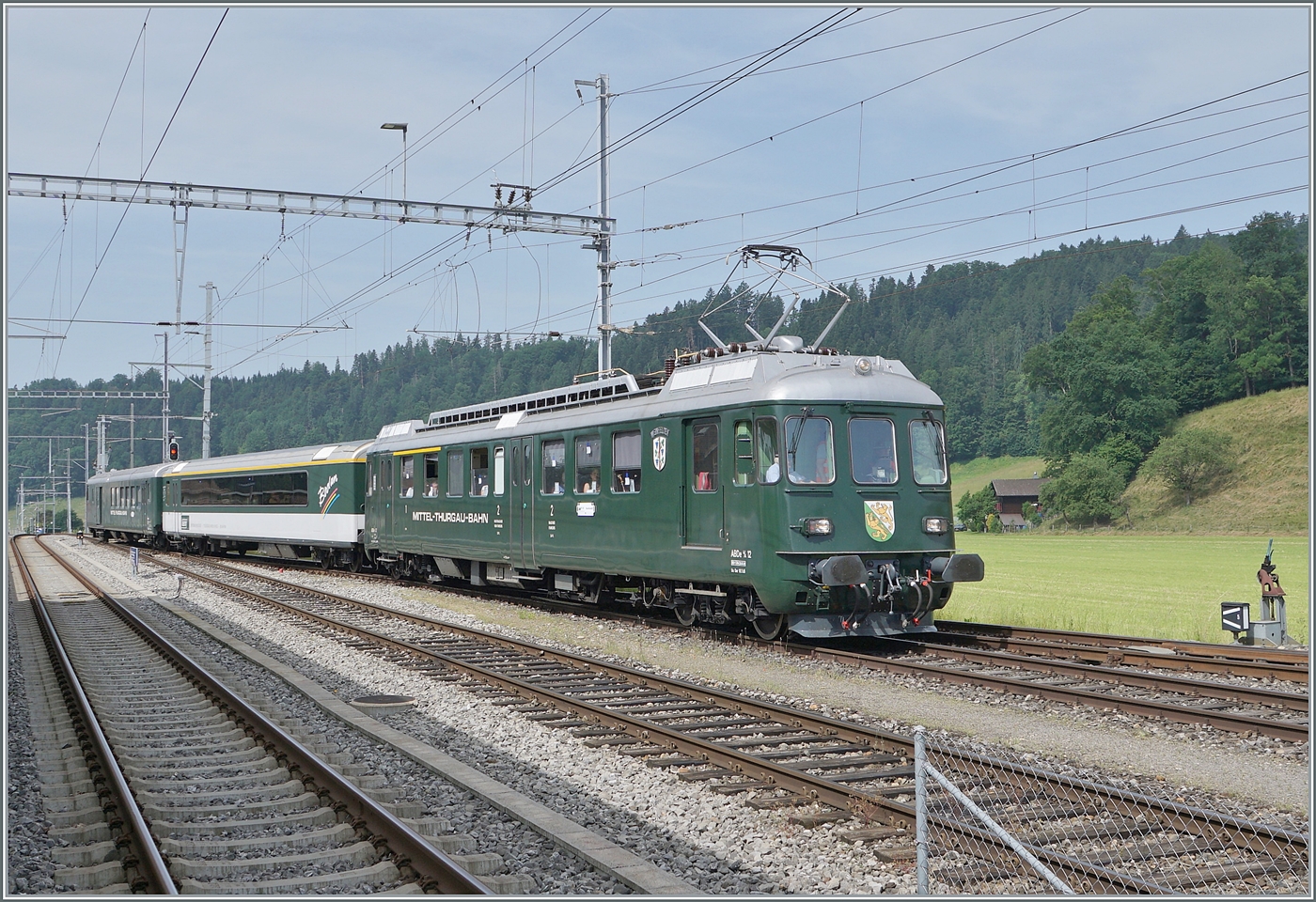 Überraschung: Vom Bodensee kommend (Rorschach) erreicht der VH-MThB ABDe 4/4 N° 12 mit dem  Bodan -Salon-Wagen und dem VH-MThB BDt 205 Sumiswald-Grünen. 15. Juni 2025