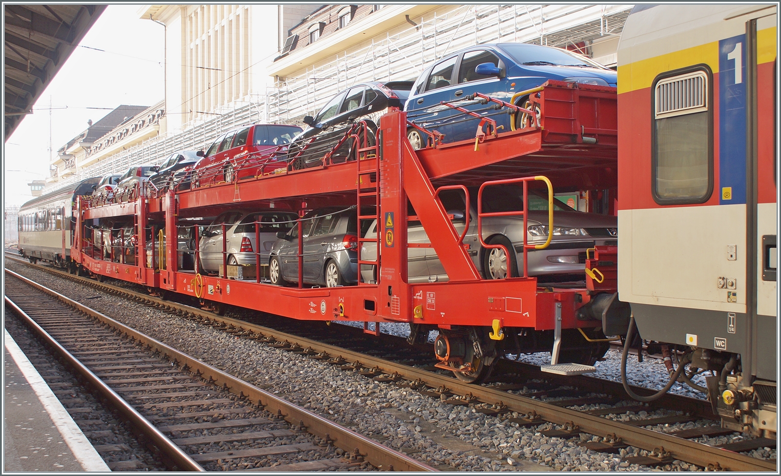 Ungewöhnliches in Lausanne: ein  Auto im Reisezug  Test-Komposition? Oder ist der zu testende Laaeffrs 560.4 (25 80 4382 302-4Ten D-ATG)  nur  ein gewöhnlicher Autotransport Wagen.

4. März 2023 