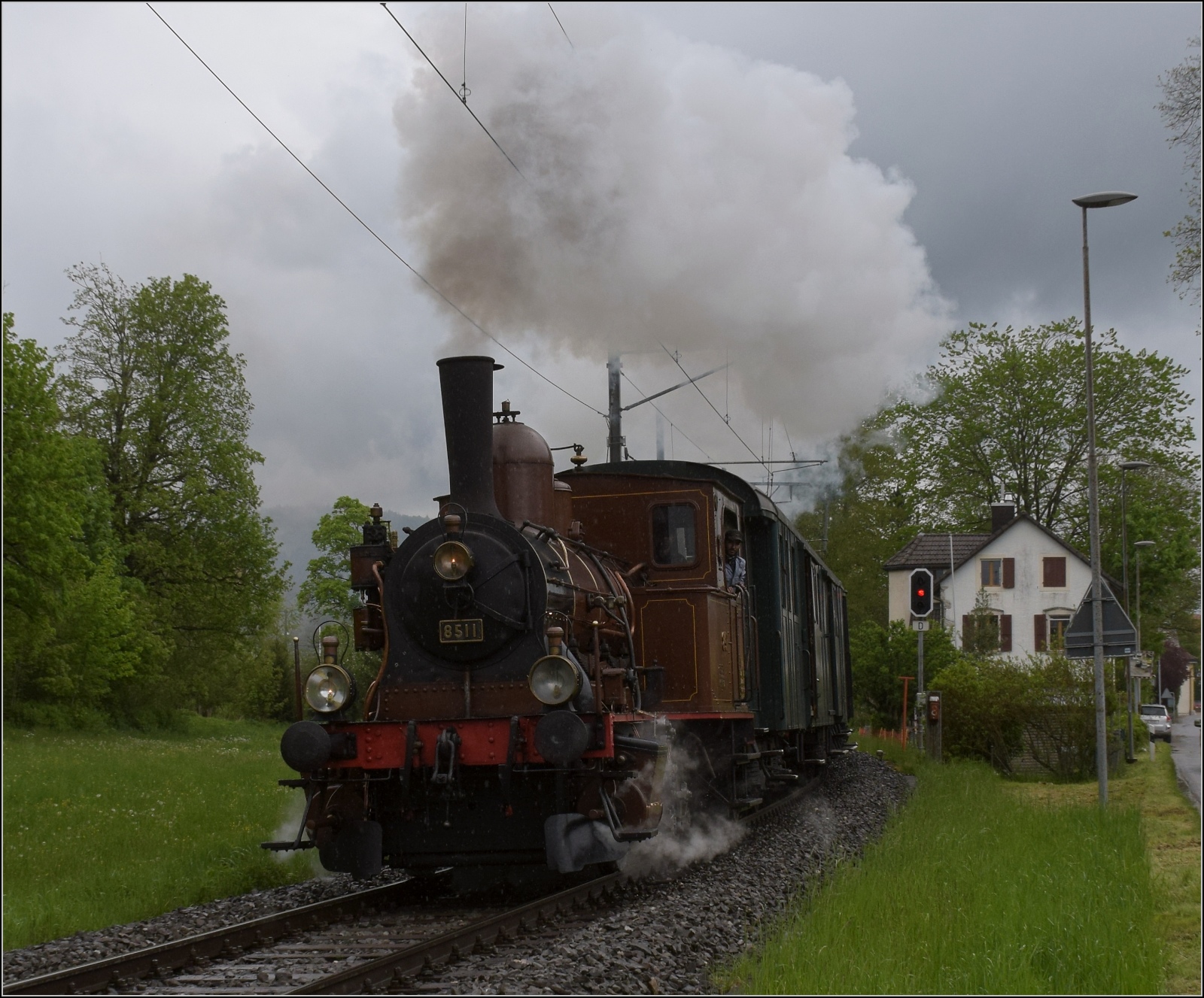 Vapeur Val-de-Travers: Train  Au fil de l'Areuse .

E 3/3 8511 bei Môtiers. Mai 2023.