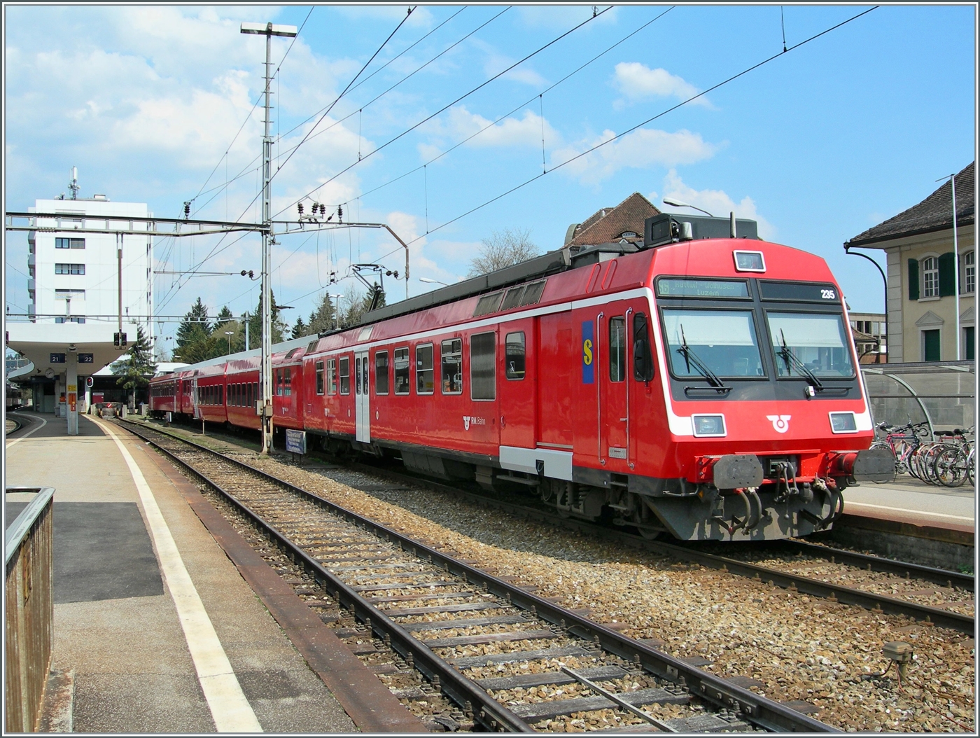 Voil� ein RM NPZ mit Jumbo-Wagen, der in Langenthal, der auf die Abfahrt nach Luzern wartet; mit dem RBDe 566 235 an der Spitze, der als RBDe 4/4 II 228 1984/85 zur EBT kam. 
 
22. April 2006