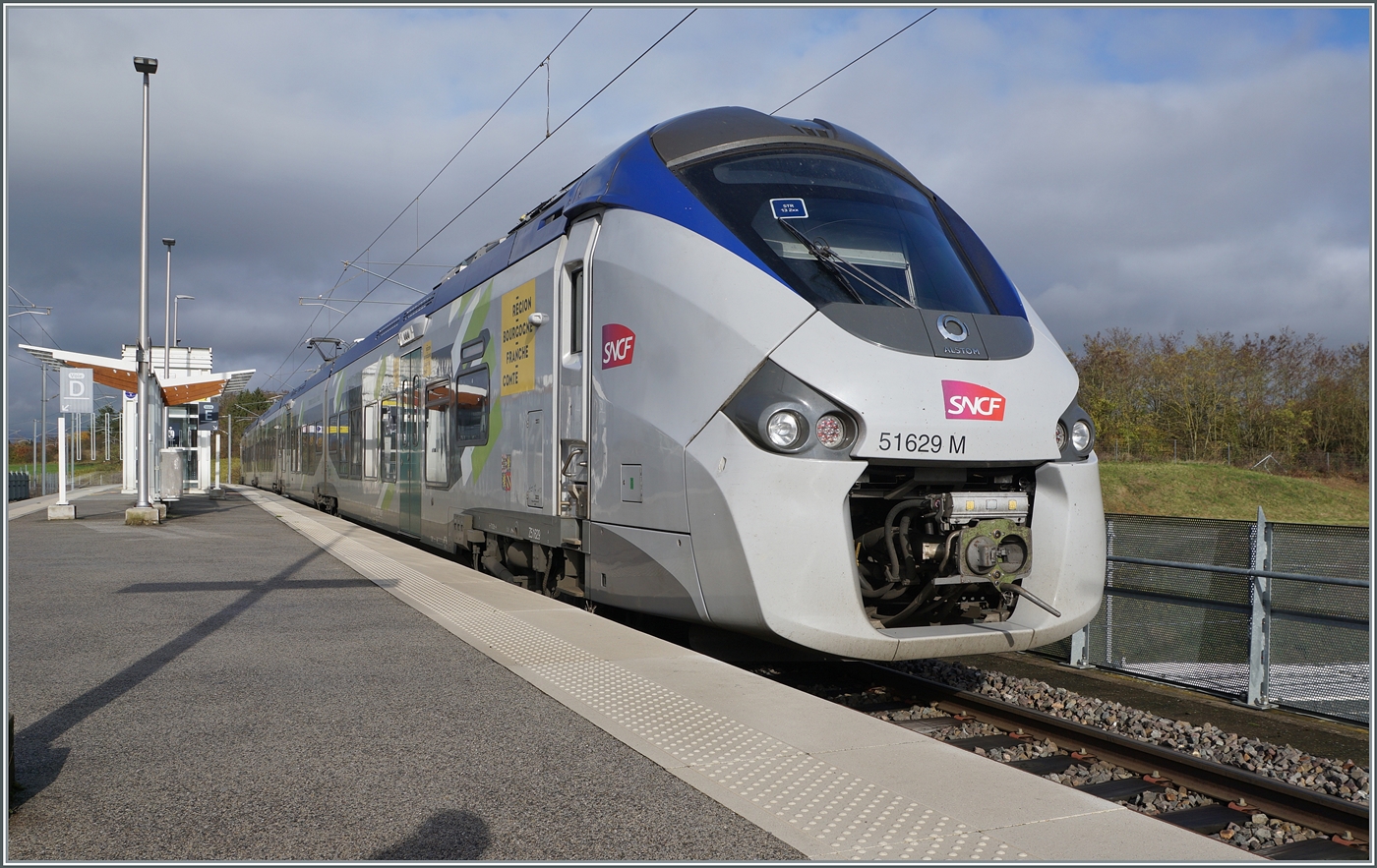 Vor einem dunklen Himmel im hellen Sonnenlicht zeigt sich für eine knappe Stunde der SNCF Coradia Polyvalent Régiolis 51629M im Bahnhof von Meroux. Der SNCF Coradia Polyvalent Régiolis 51629M ist als MOBOGO TER 895055 von Belfort um 10:10 angekommen und wird als MOBIGO TER 895054 um 11:03 nach Belfort zurückfahren.

3. November 2025