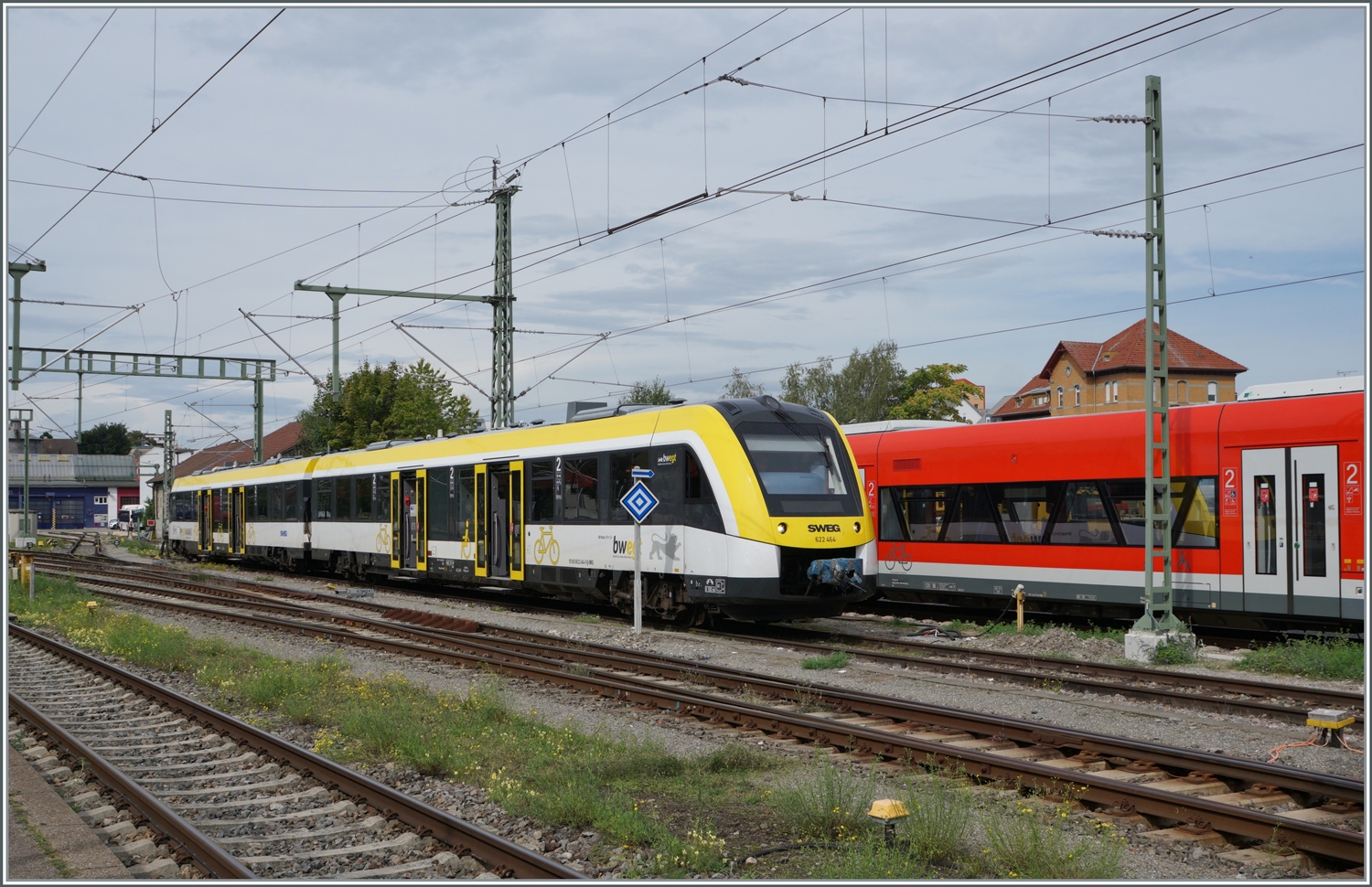 Vor kurzem wurde der Bahnhof von Friedrichshafen elektivziert. Somit muss man beim Fotografieren nun nicht nur auf die Fahrleitungsmasten achten, sondern auch auf die Signaltafeln, wobei letzteres beim Fotografiern des LINT 622 nicht ganz geklappt hat.

14. Sept. 2022