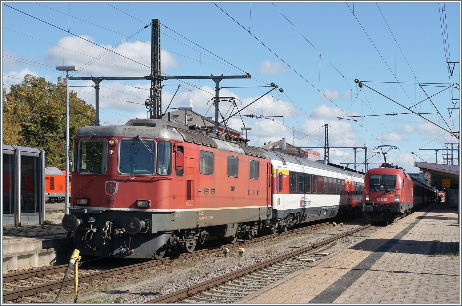 Während die SBB Re 4/4 II 11152mit ihrem IC4 nach Zürich den Bahnhof von Singen verlässt, wartet im Hintergrund die ÖBB 1116 273 noch auf die baldige Abfahrt mit ihrem IC von Zürich nach Stuttgart. 

19. Sept. 2022