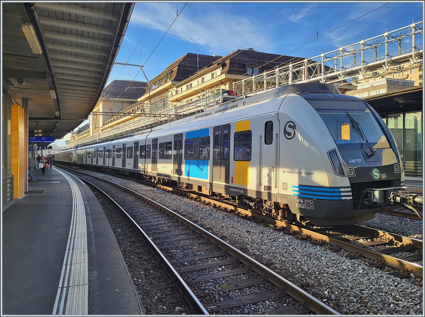  Wir fahren für die Region  - aber für welche? Diese Frage stellt sich beim Anblick der Stuttgarter S-Bahn Triebwagens 94 80 0431 757-4 d-DB und 94 80 0430 243-6 D-DB in Lausanne. Wobei natürlich bei auf dem Weg ins Alstom-Werk in Villeneuve sind. 

8. Nov. 2025