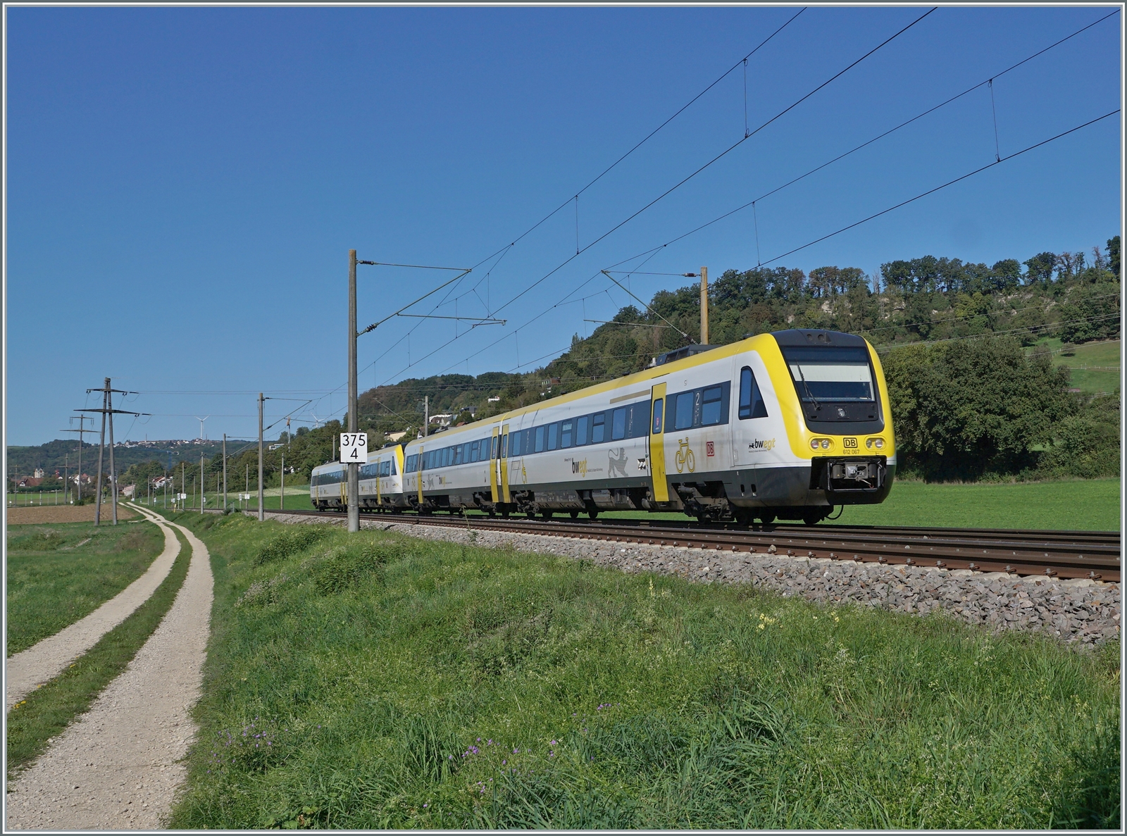 Zwei DB VT 612 mit dem 612 067 am Schluss sind kurz nach Bietingen als IRE auf dem Weg nach Basel Bad Bf. Der Zug erreicht in Kürze die Grenze, wird aber die Schweiz in einer guten halben Stunde verlassen um am Hochrhein entlang nach Basel Bad zu fahren.

19. Sept. 2022