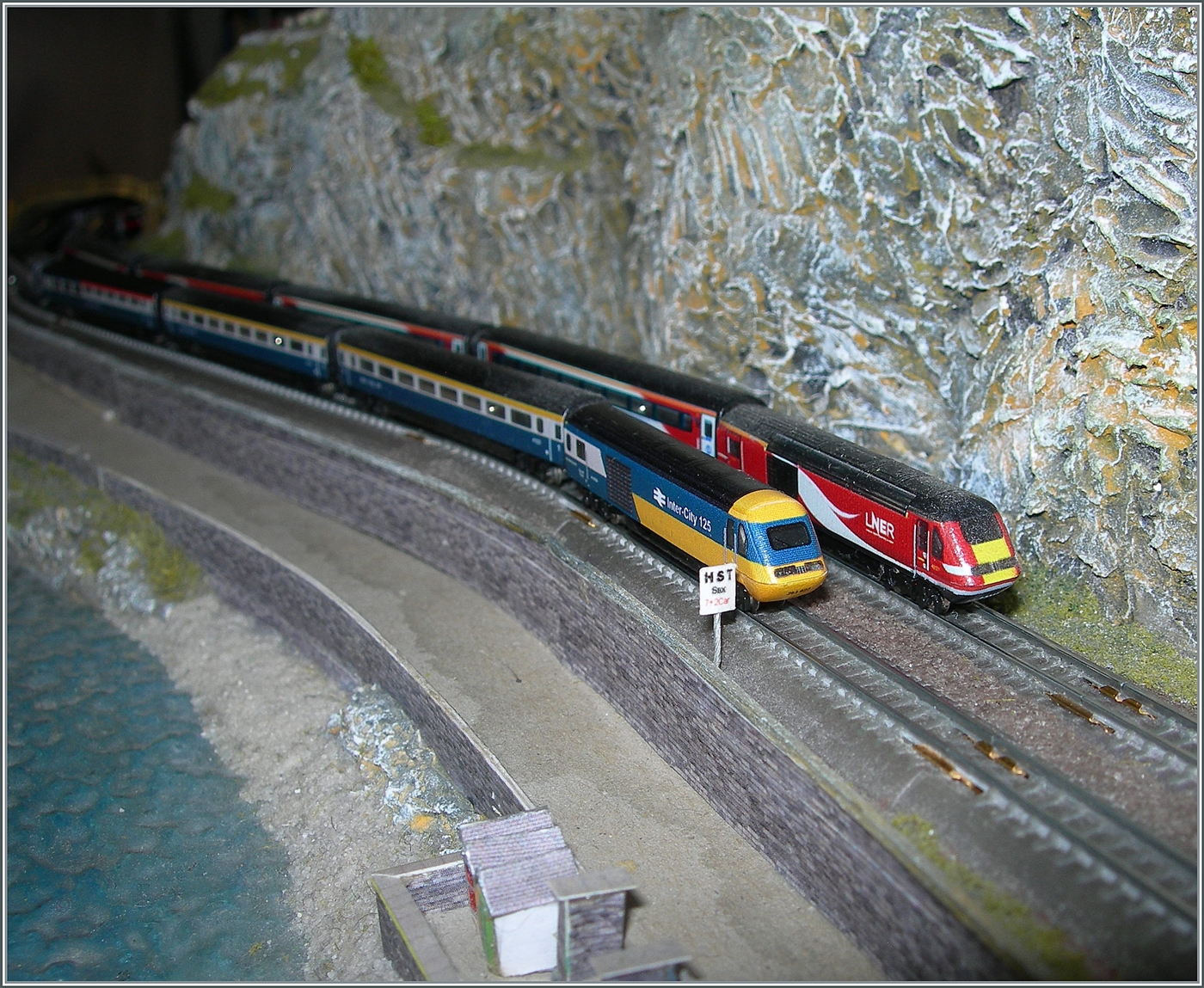 Zwei HST 125 Class 43 Züge begegnen sich auf meiner T-Gauge Anlage. Das Schild vor dem HST gibt dem Lokführer haltender HST Züge an, dass er genau hier zu halten hat, damit die Wagen ordnungsgemäss am zu kurzen Bahnsteig zu stehen kommen, wobei dann ein Wagen ausserhalb der Bahnsteiges zum stehen kommt.

7. Nov. 2024