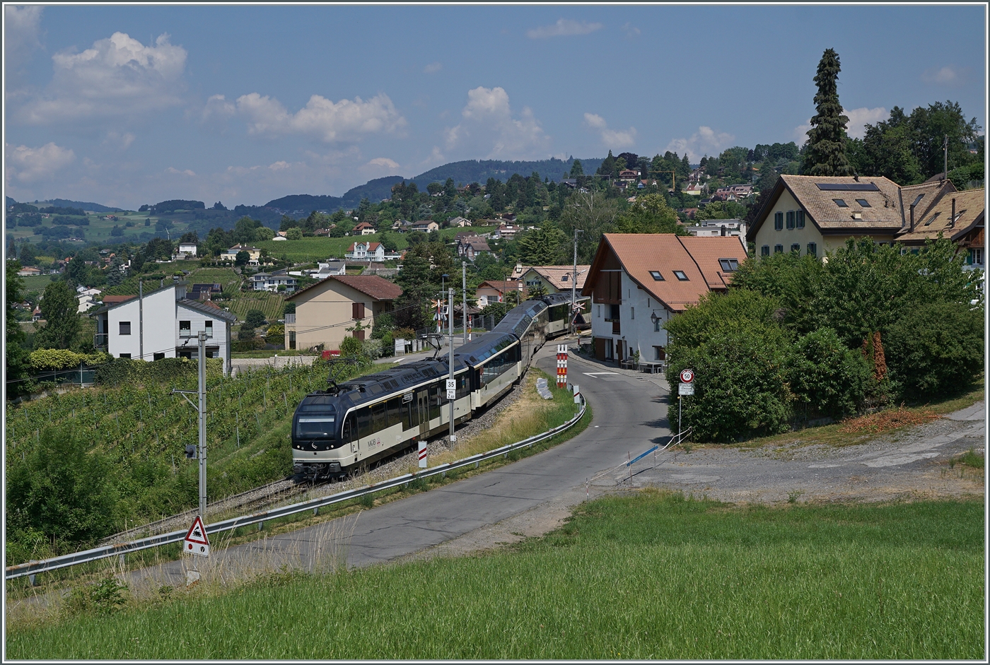 Zwei MOB ABe 4/4 resp. Be 4/4 Serie 9000  Alpina  sind bei Planchchamp mit einem Regionalzug von Zweisimmen nach Montreux unterwegs. 

16. Juni 2023